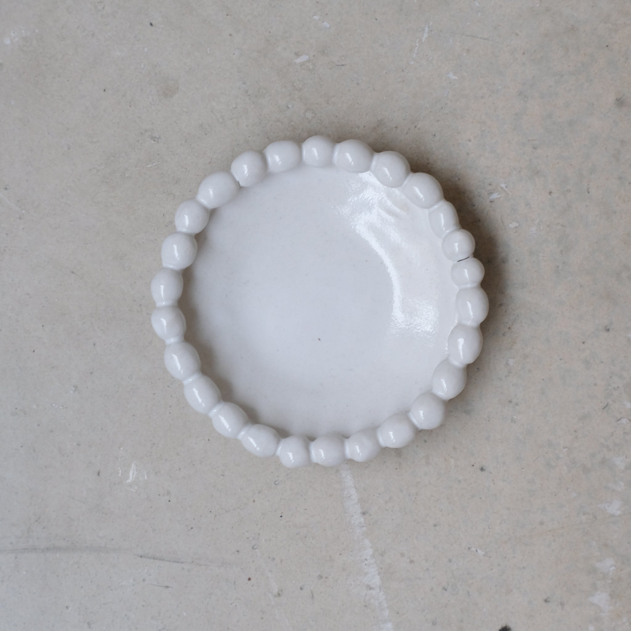 Assiette perlée D 9cm - Blanc brillant par Atelier Sôvage chez Brutal Ceramics