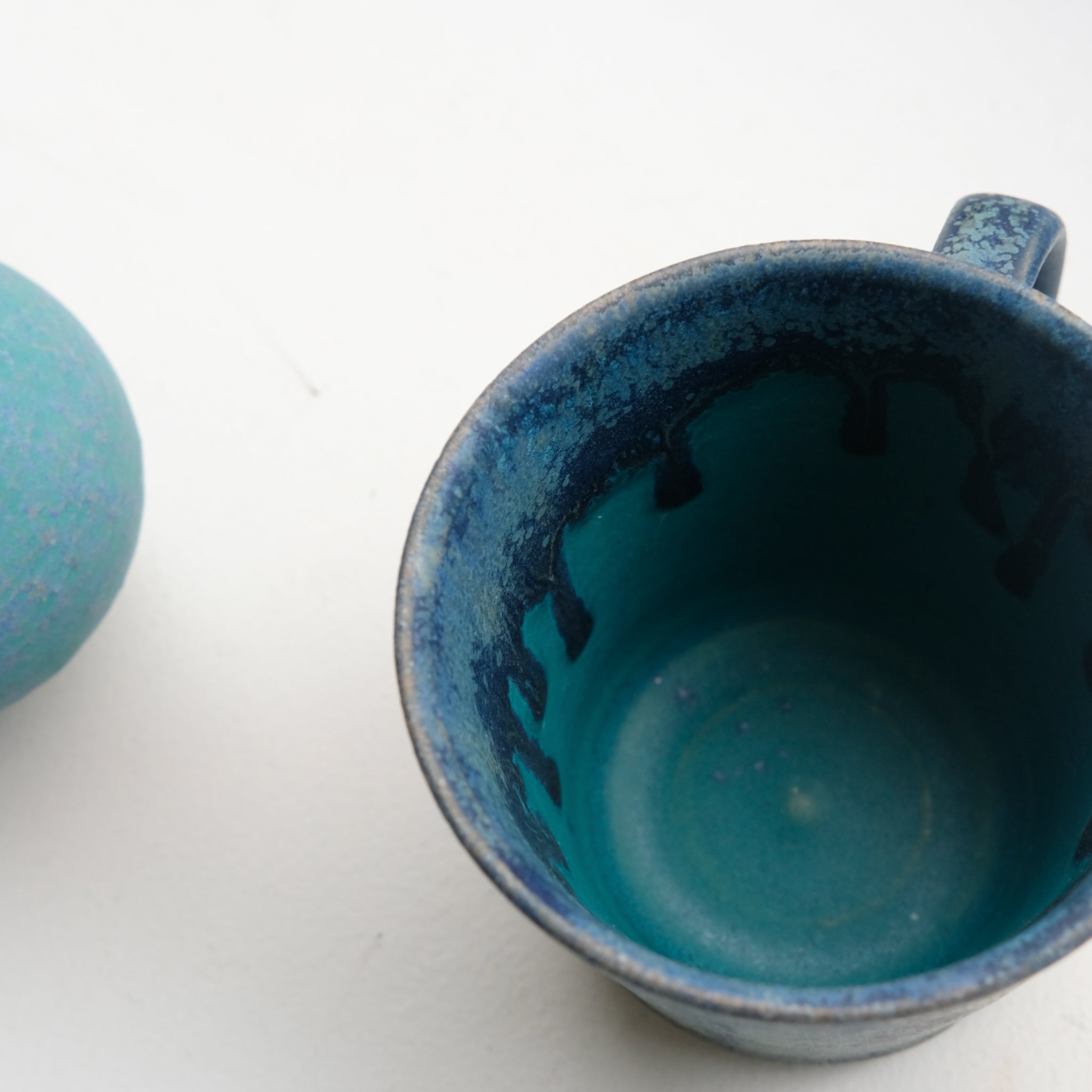 Tasse en grès 220ml - midnight stardust d'Aya Ogawa chez Brutal Ceramics