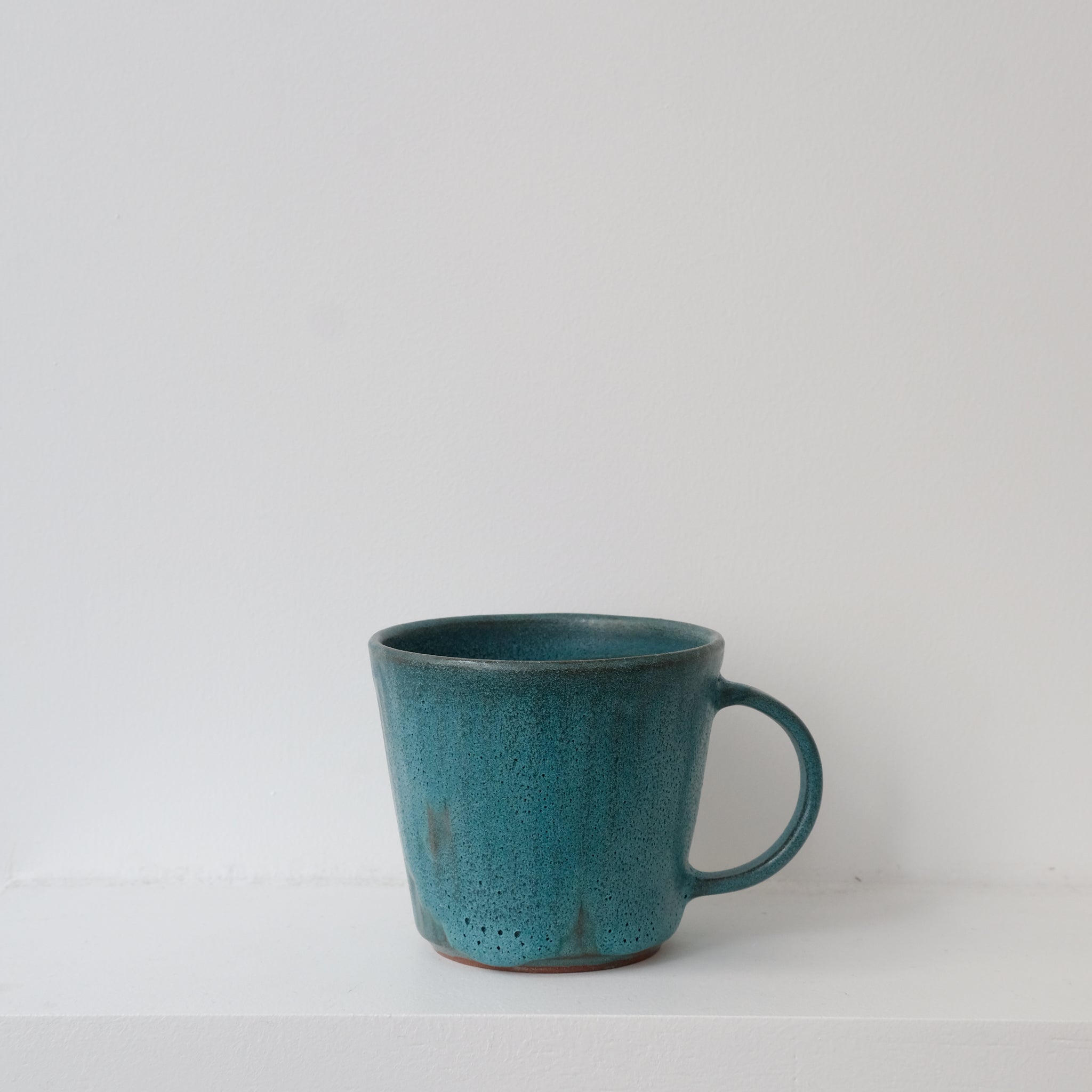 Tasse en grès 220ml - deep green d'Aya Ogawa chez Brutal Ceramics