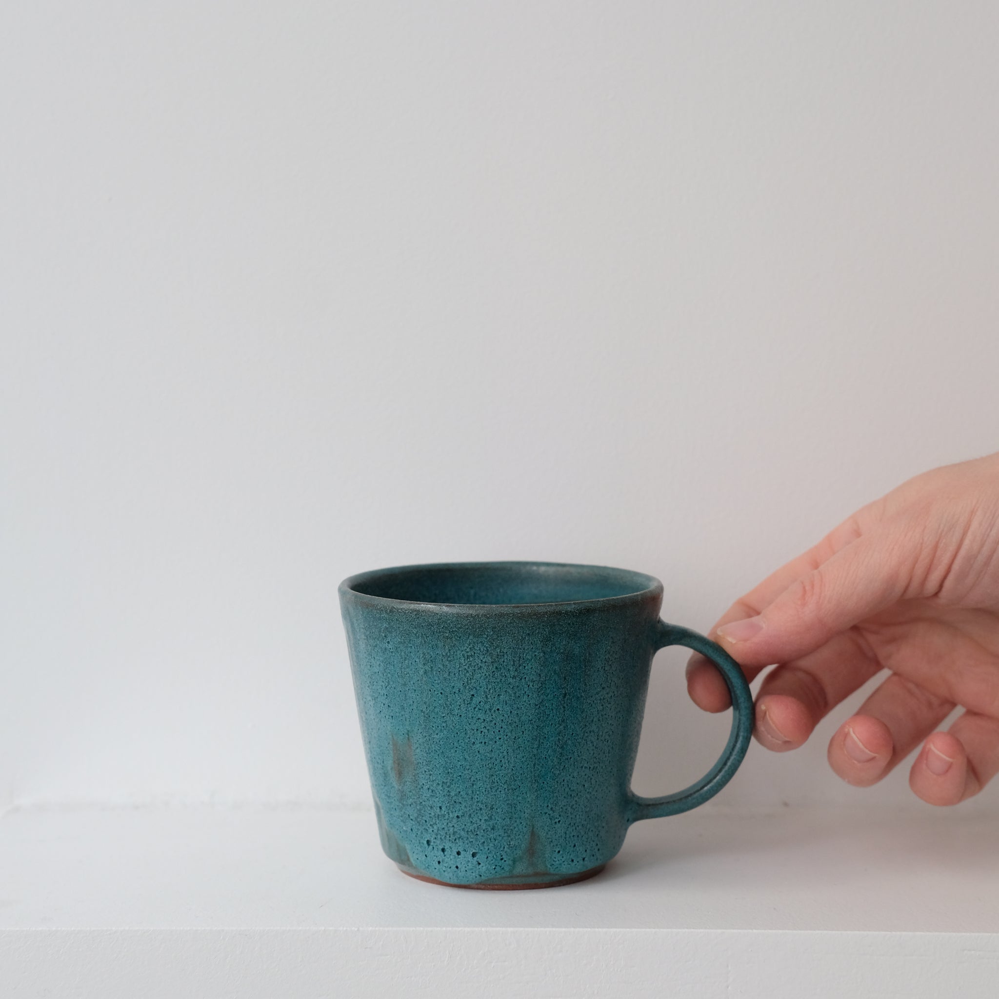Tasse en grès 220ml - deep green d'Aya Ogawa chez Brutal Ceramics