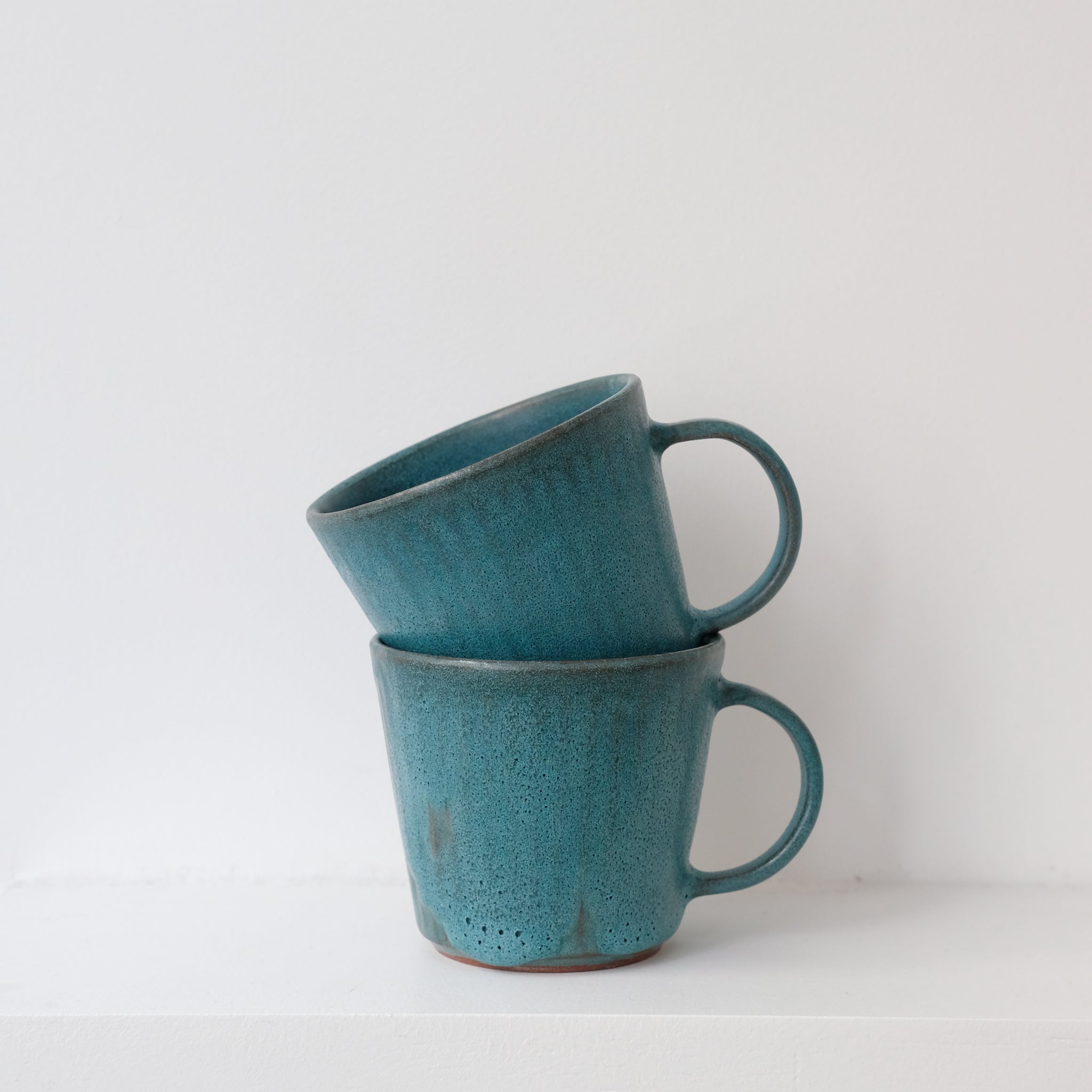 Tasse en grès 220ml - deep green d'Aya Ogawa chez Brutal Ceramics