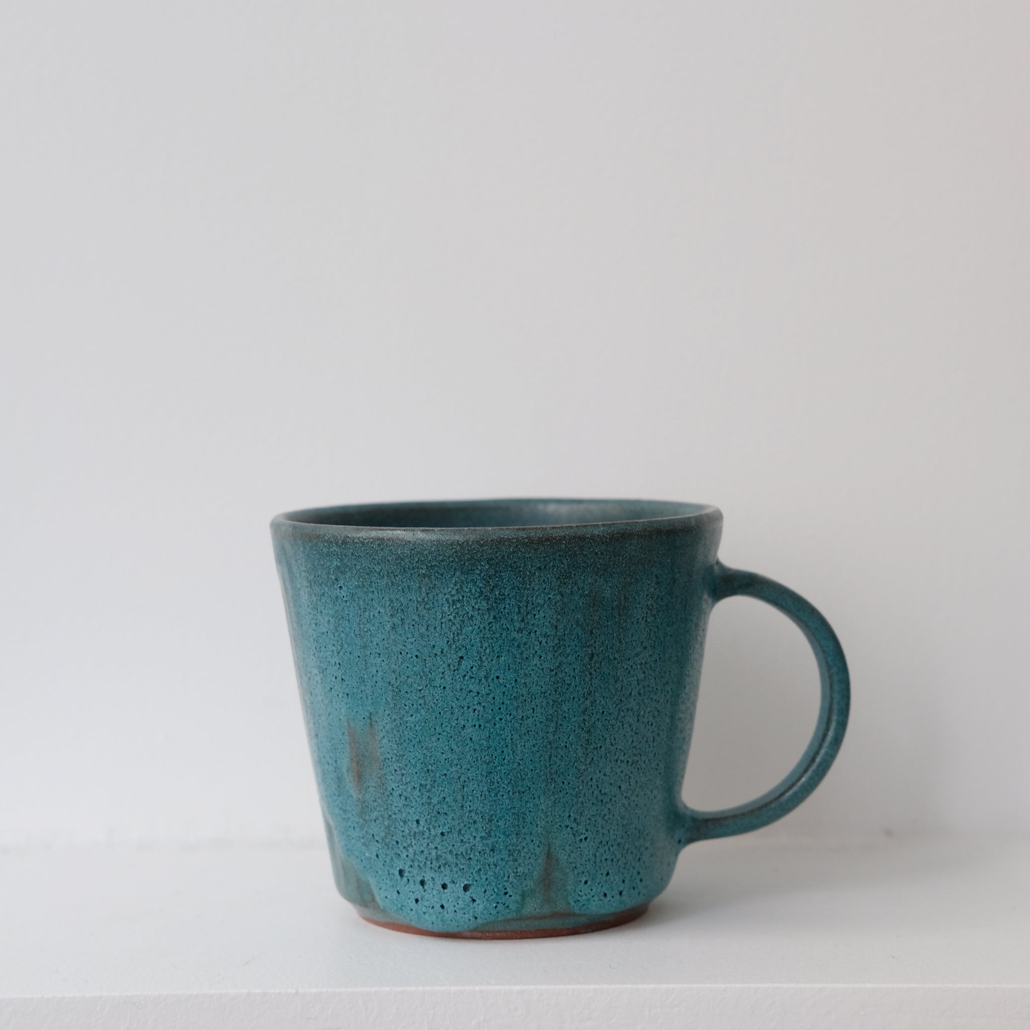 Tasse en grès 220ml - deep green d'Aya Ogawa chez Brutal Ceramics