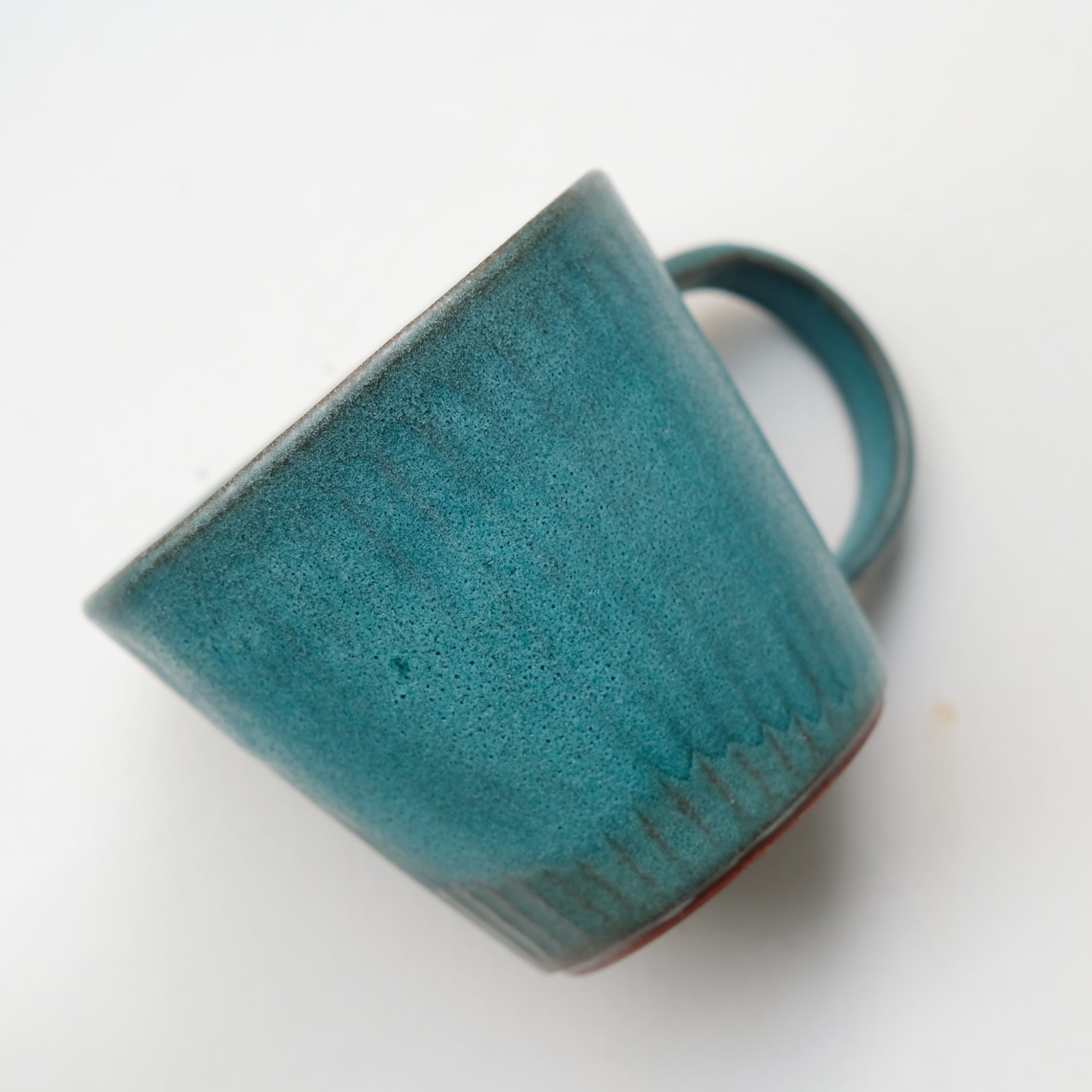 Tasse en grès 220ml - deep green d'Aya Ogawa chez Brutal Ceramics