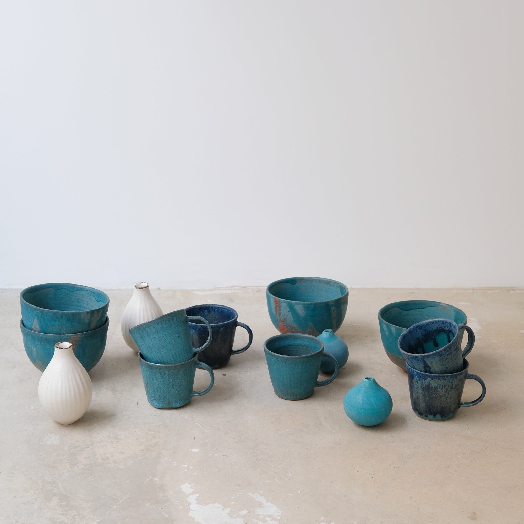 Petit vase blanc fait à la main au Japon, par Aya Ogawa avec la technique du Shinogi