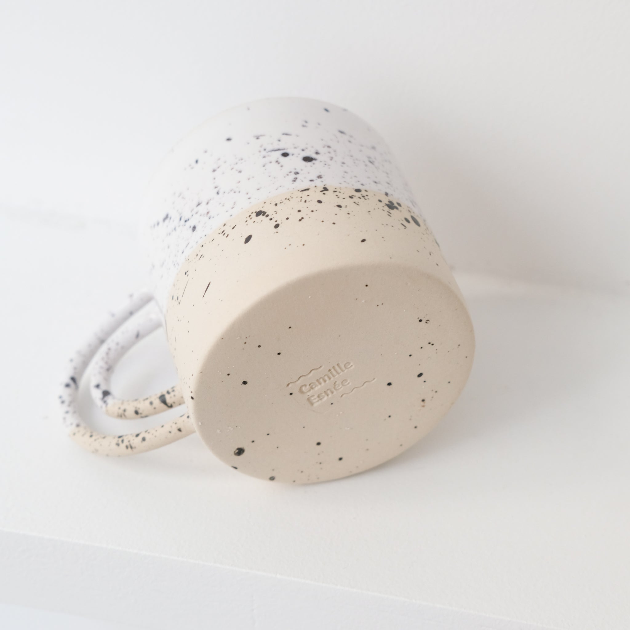 Mug Loop milky de la designer d'objet Camille Esnée chez Brutal Ceramics
