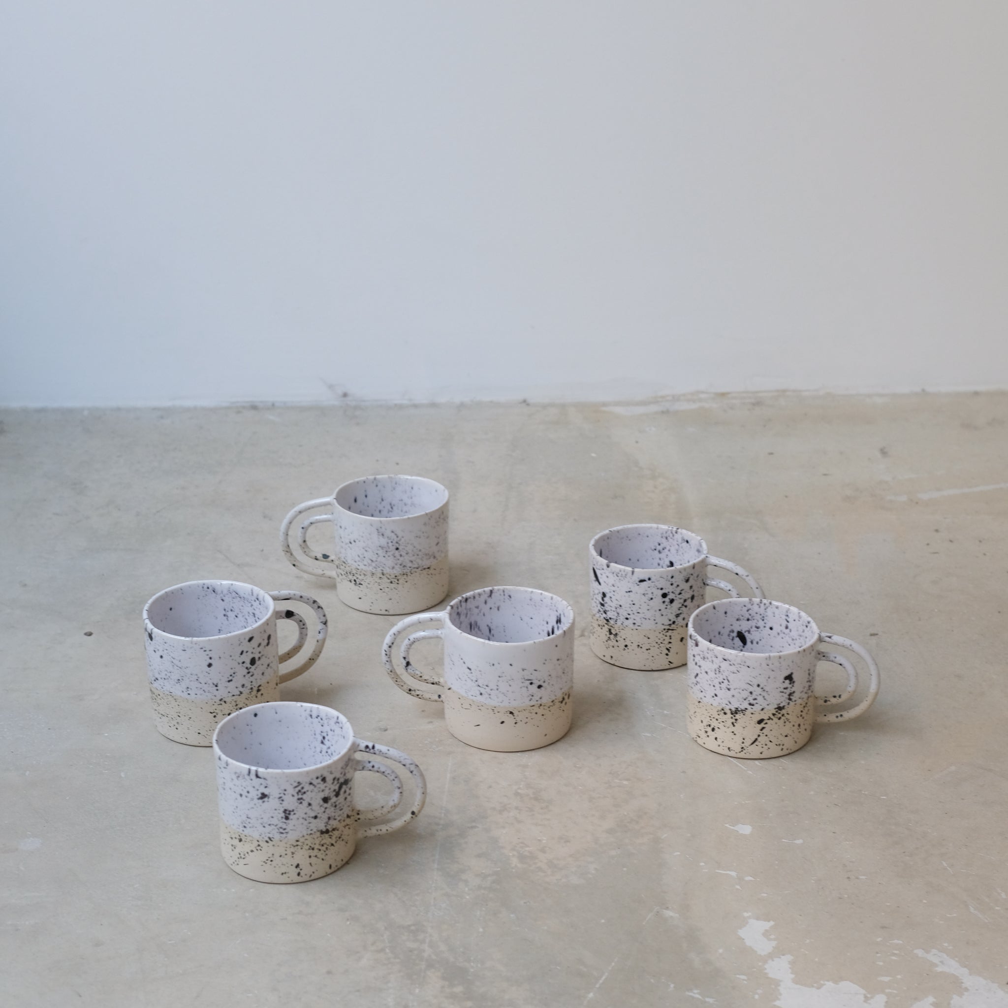 Mug Loop milky de la designer d'objet Camille Esnée chez Brutal Ceramics