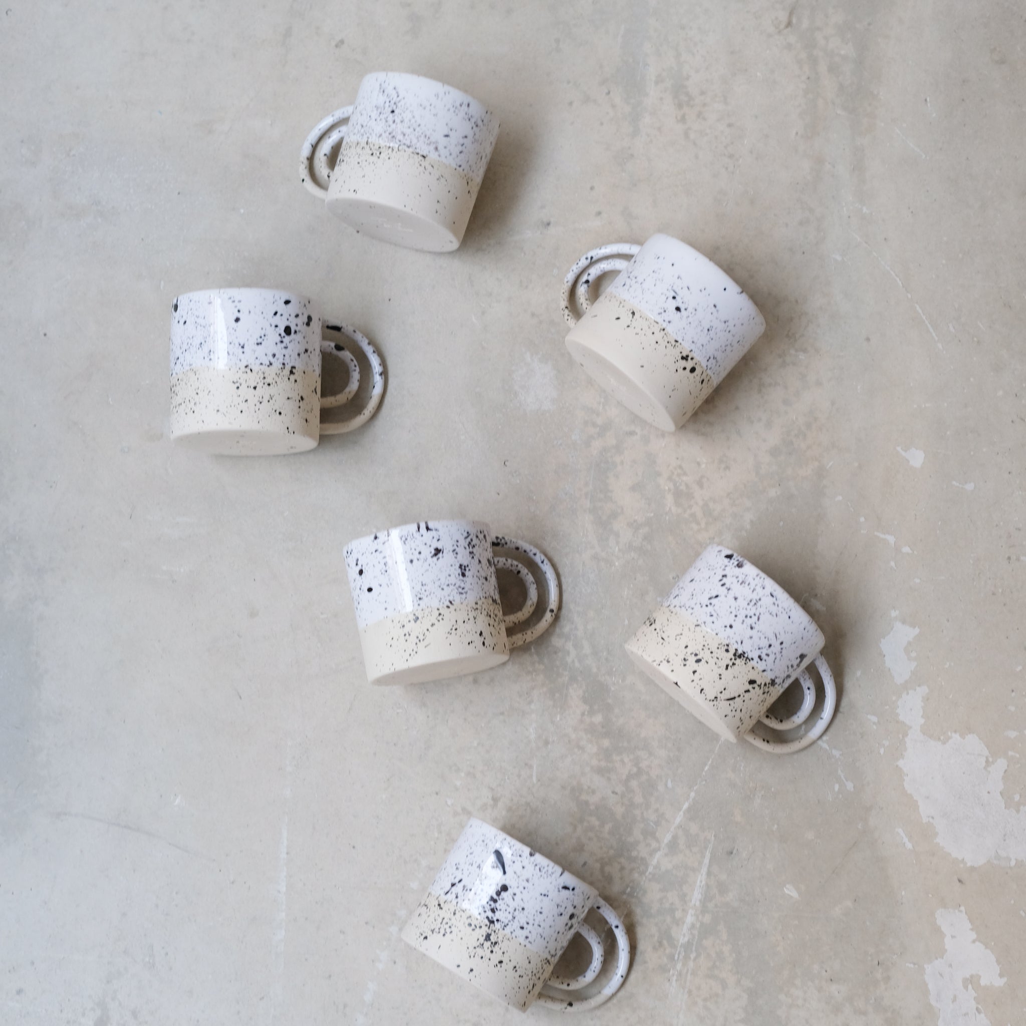 Mug Loop milky de la designer d'objet Camille Esnée chez Brutal Ceramics