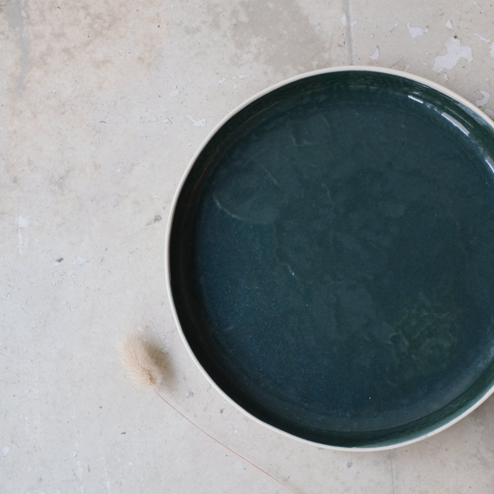 Assiette à rebord vert sapin de Camille Esnée chez Brutal Ceramics