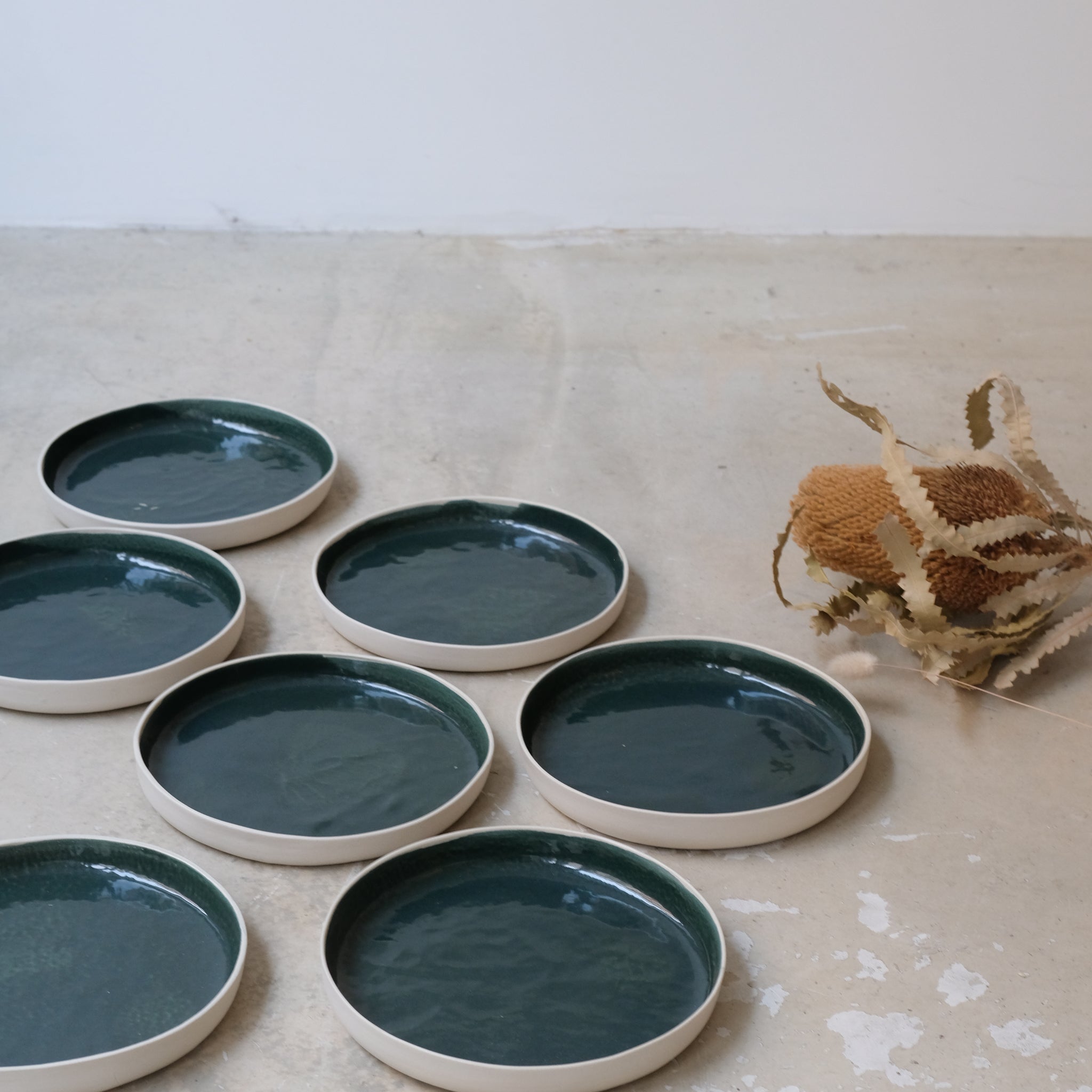 Assiette à rebord vert sapin de Camille Esnée chez Brutal Ceramics