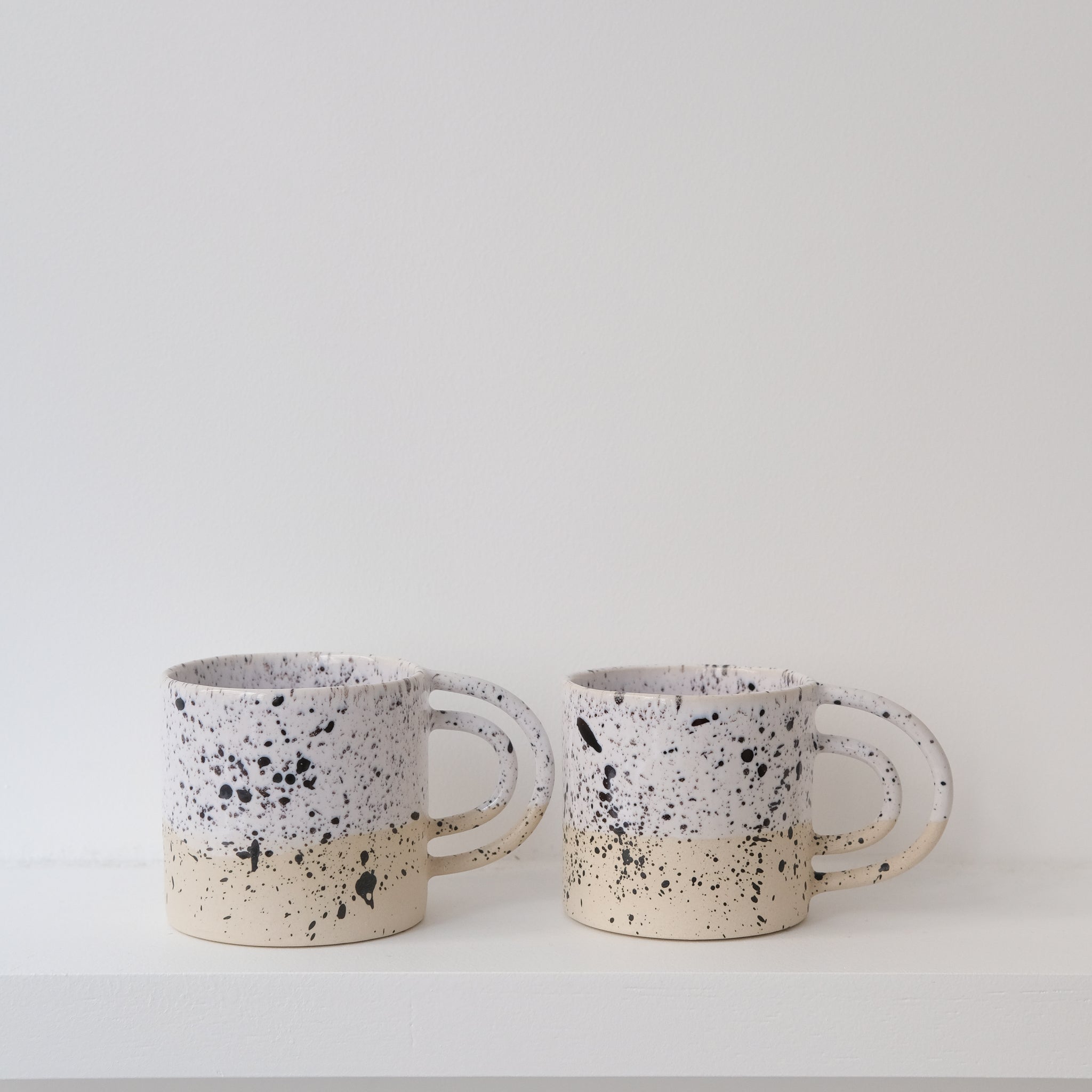 Mug Loop milky de la designer d'objet Camille Esnée chez Brutal Ceramics