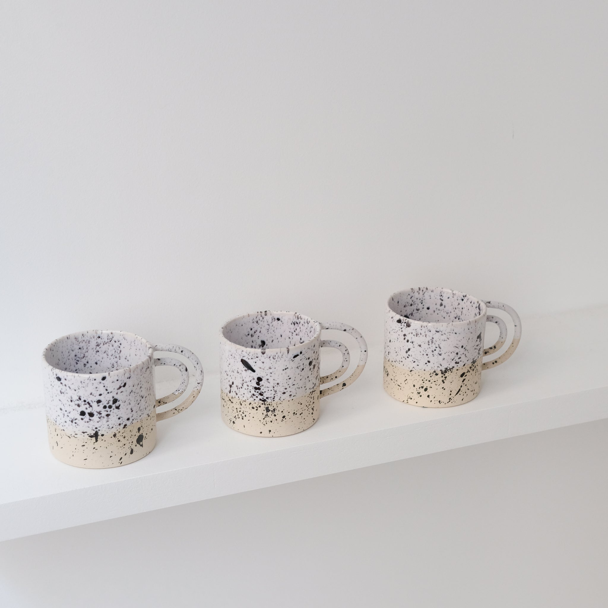 Mug Loop milky de la designer d'objet Camille Esnée chez Brutal Ceramics