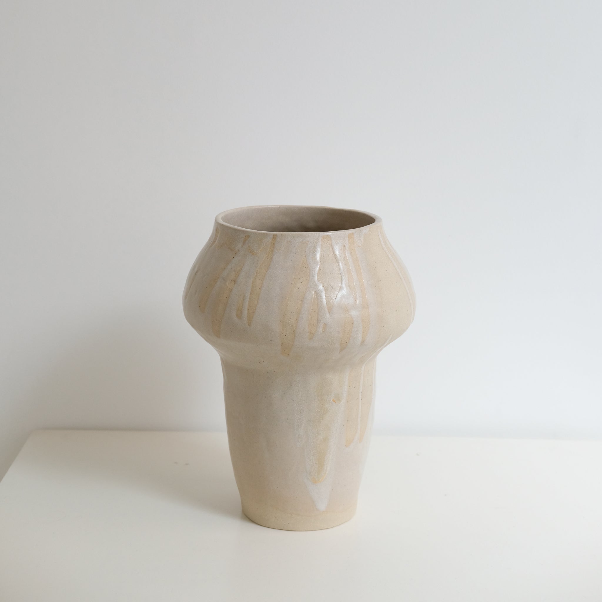 Vase en grès H 25cm- Beige Rose par Hélène Maury chez Brutal Ceramics