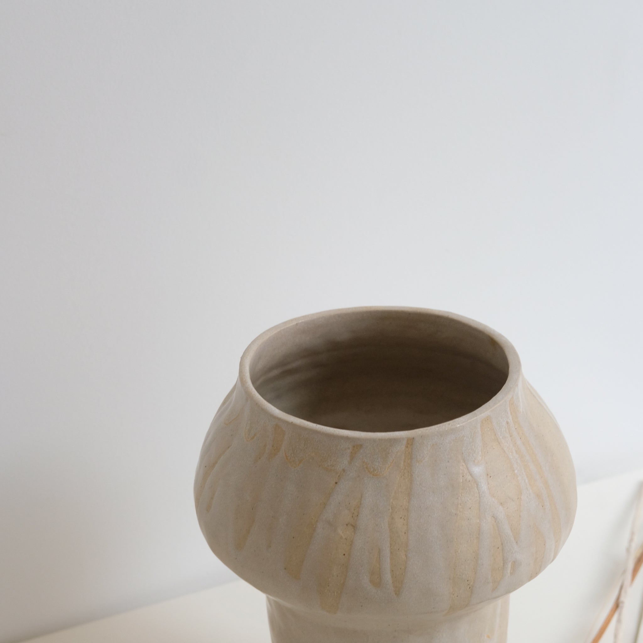 Vase en grès H 25cm- Beige Rose par Hélène Maury chez Brutal Ceramics