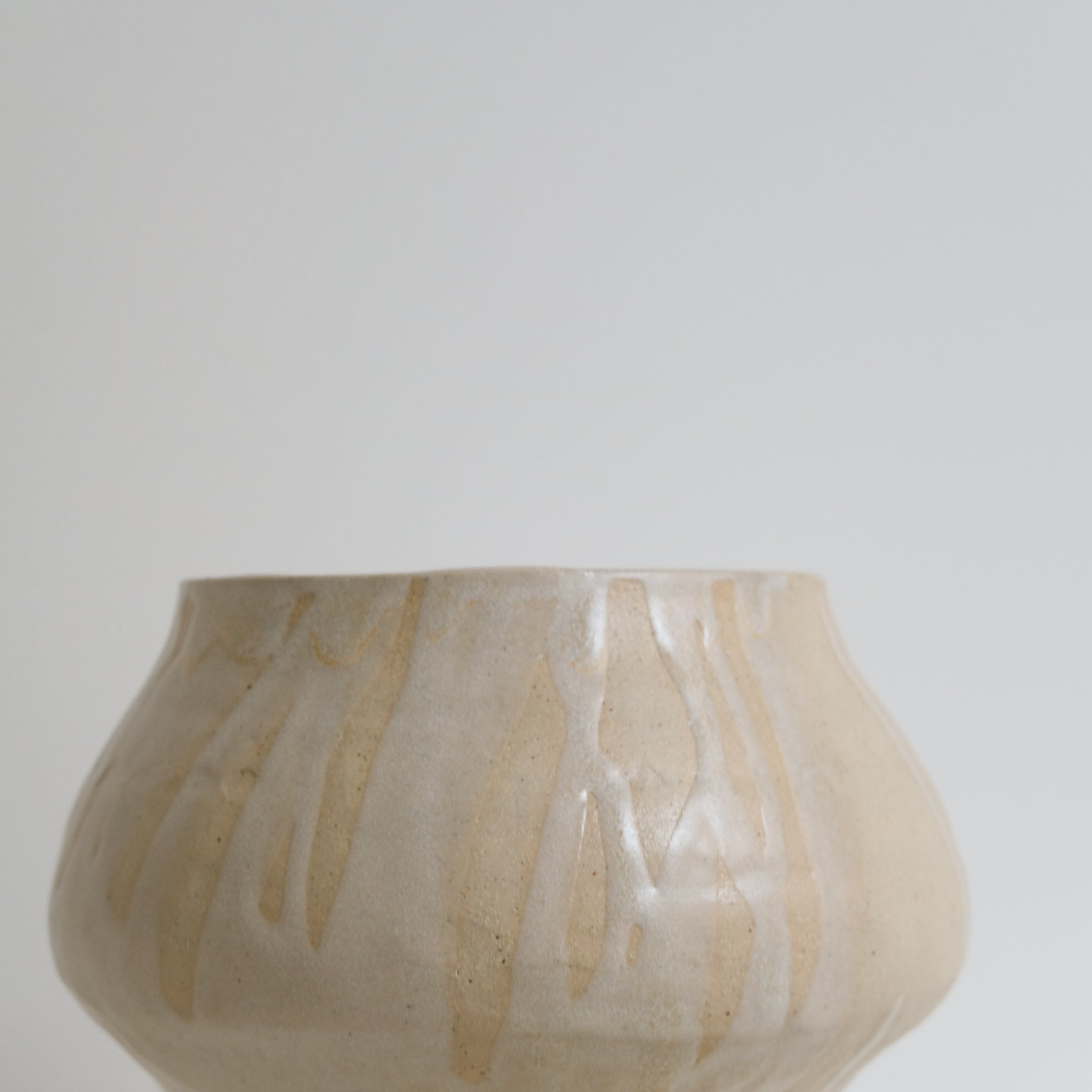 Vase en grès H 25cm- Beige Rose par Hélène Maury chez Brutal Ceramics