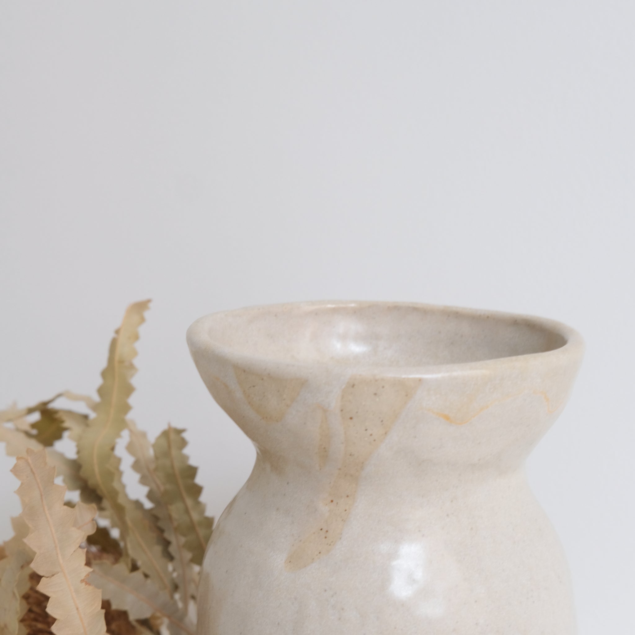 Vase en grès H19cm par la céramiste Hélène Maury chez Brutal Ceramics