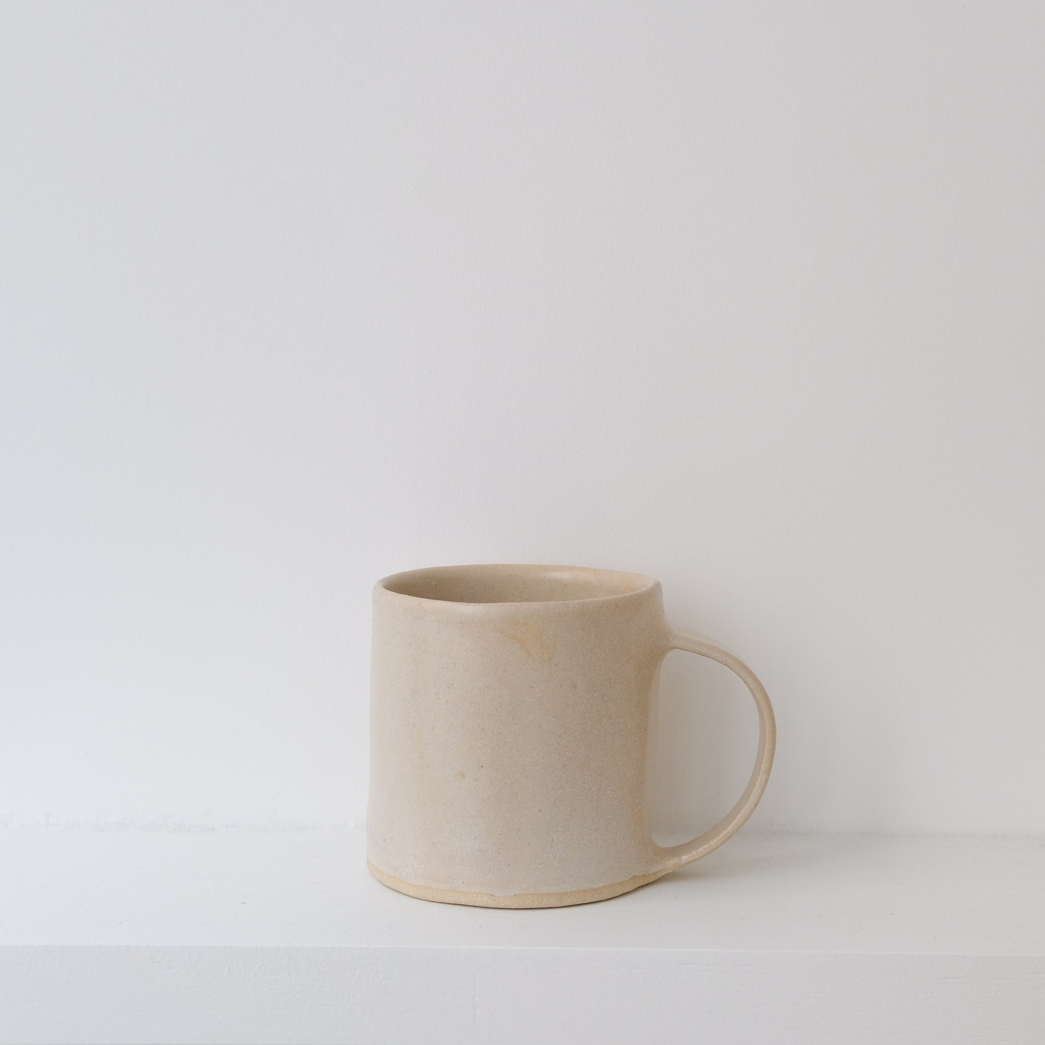 Tasse Hilda 320ml beige par la céramiste Hélène Maury chez Brutal Ceramics
