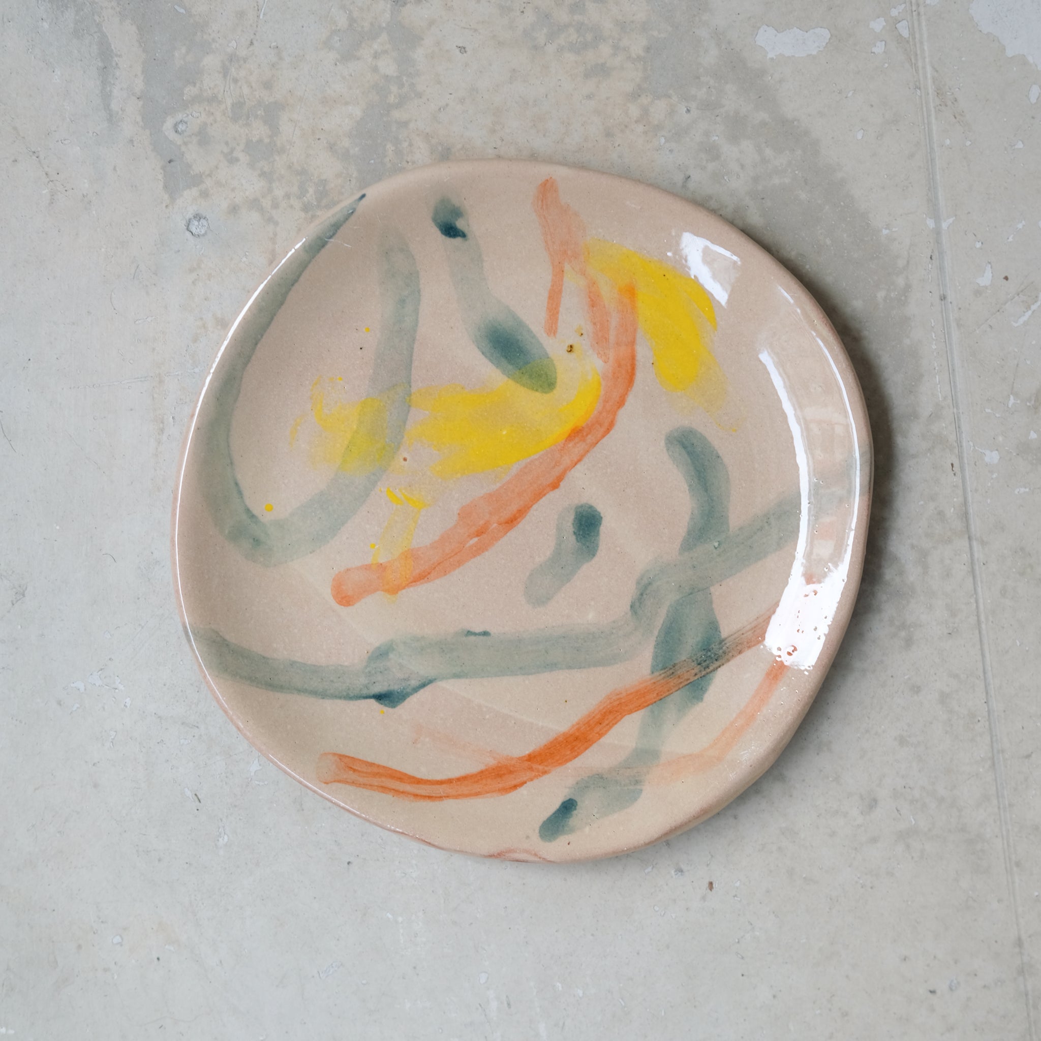 Assiette 24 en faience rouge multicolore par Héloïse Bariol chez Brutal Ceramics