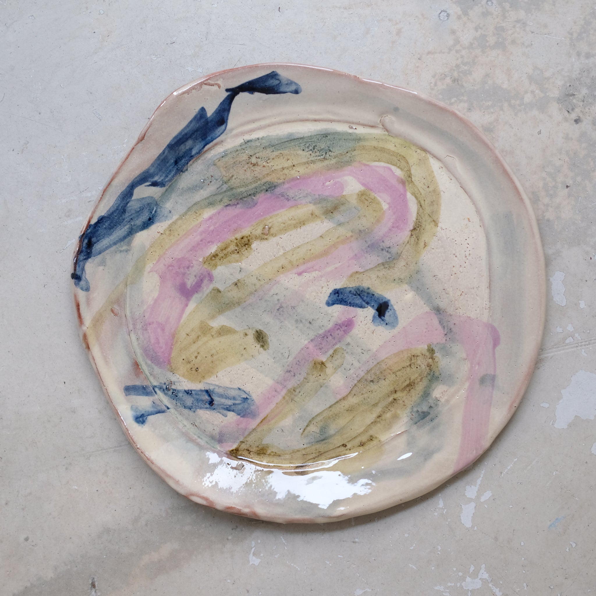 Assiette 22 GM D27cm en faience rouge multicolore par Héloïse Bariol chez Brutal Ceramics