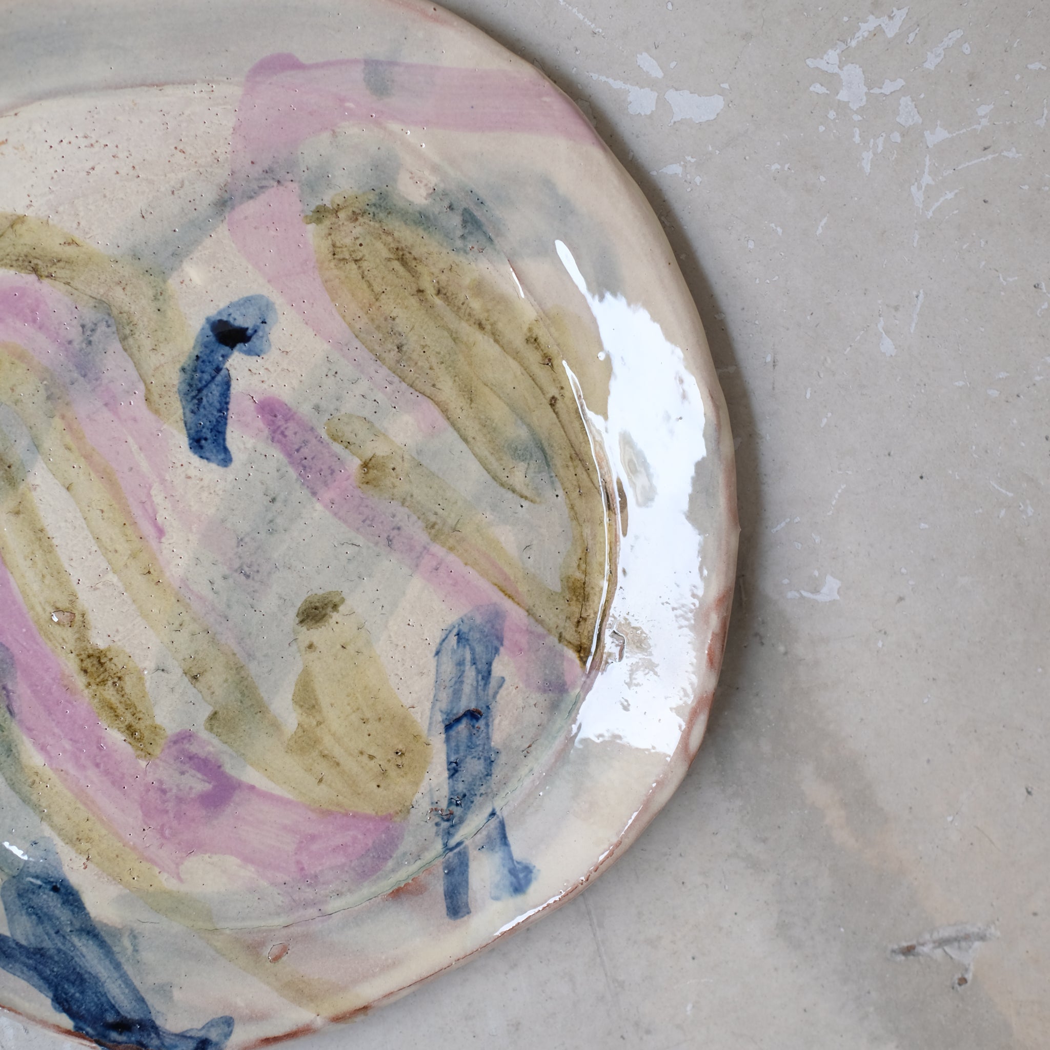 Assiette 22 GM D27cm en faience rouge multicolore par Héloïse Bariol chez Brutal Ceramics