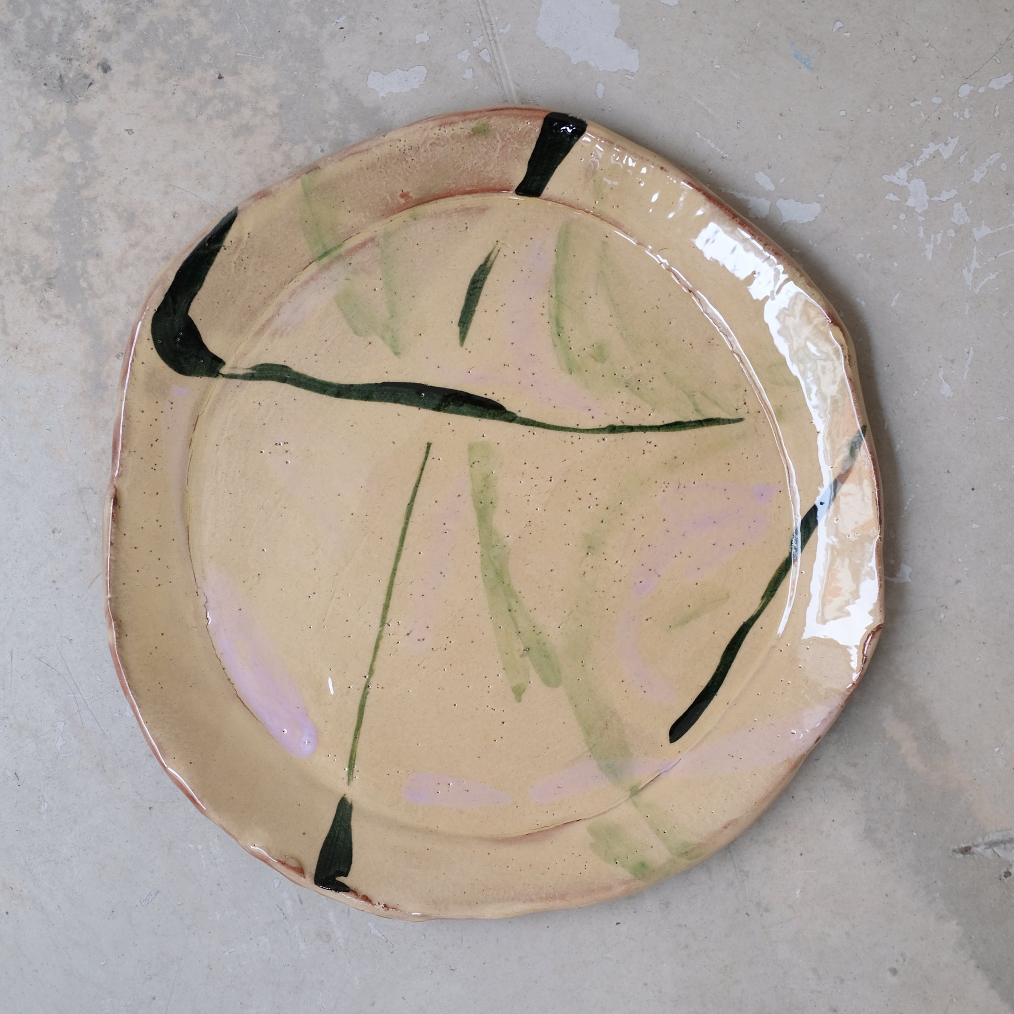 Assiette 23 GM D27cm en faience rouge multicolore par Héloïse Bariol chez Brutal Ceramics