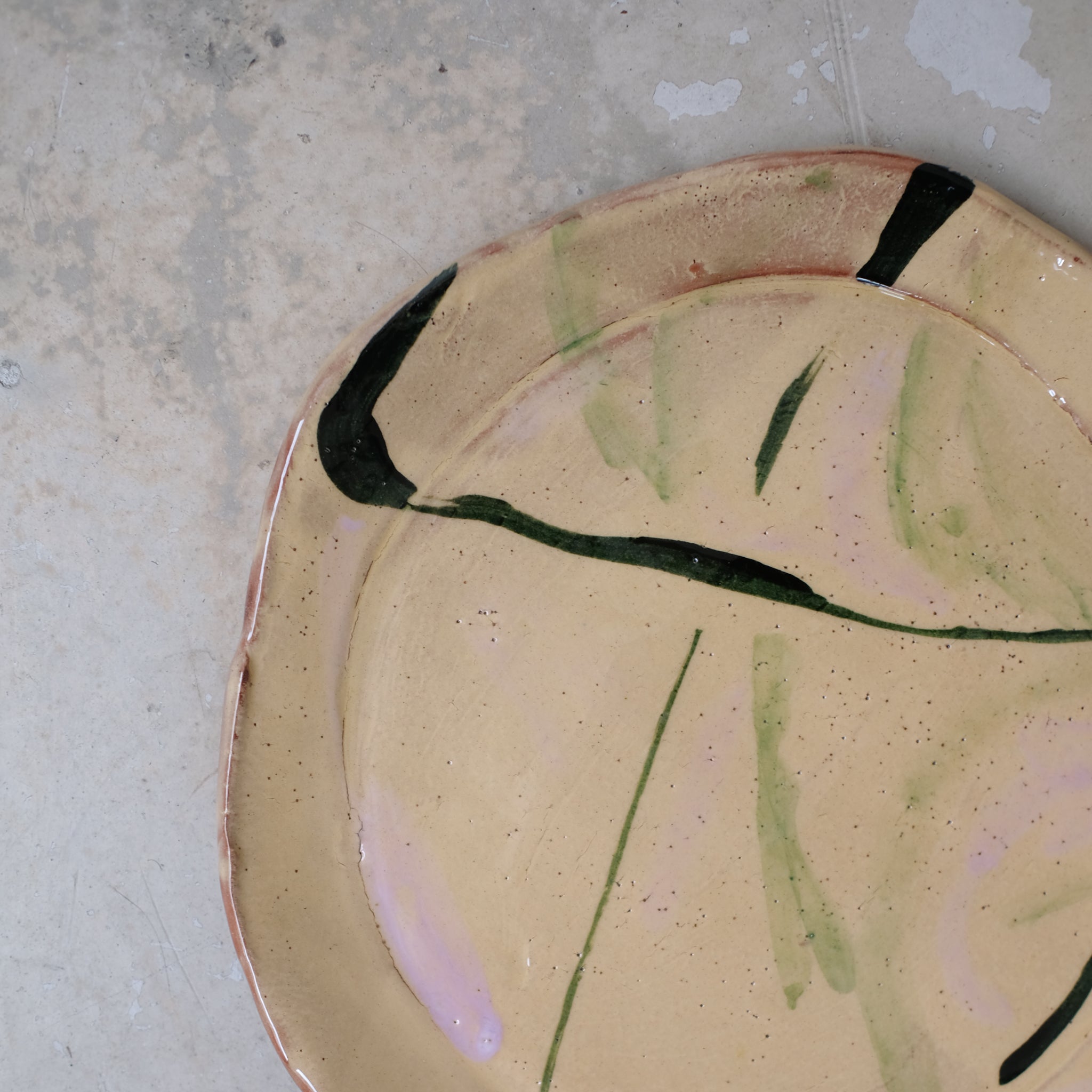 Assiette 23 GM D27cm en faience rouge multicolore par Héloïse Bariol chez Brutal Ceramics