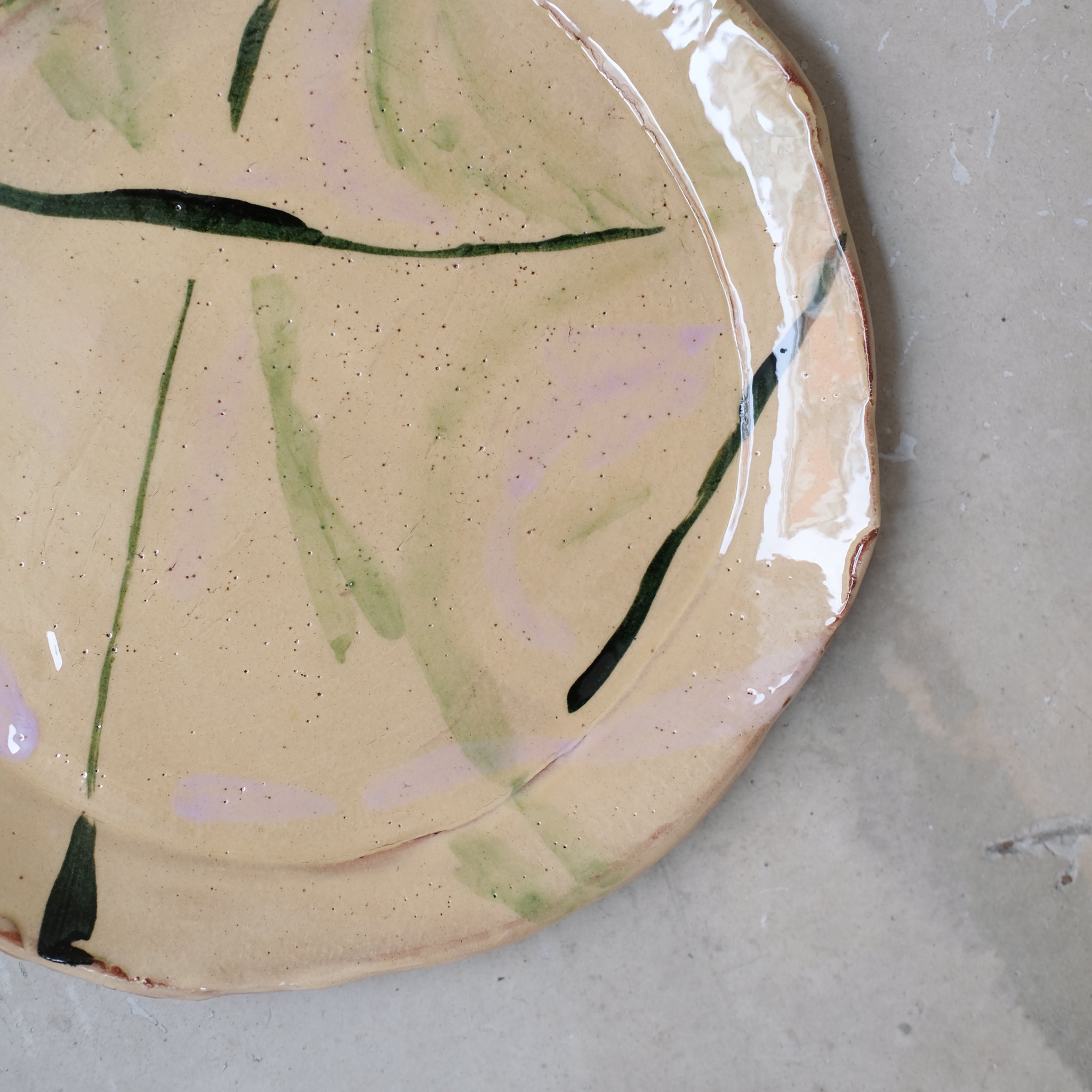 Assiette 23 GM D27cm en faience rouge multicolore par Héloïse Bariol chez Brutal Ceramics