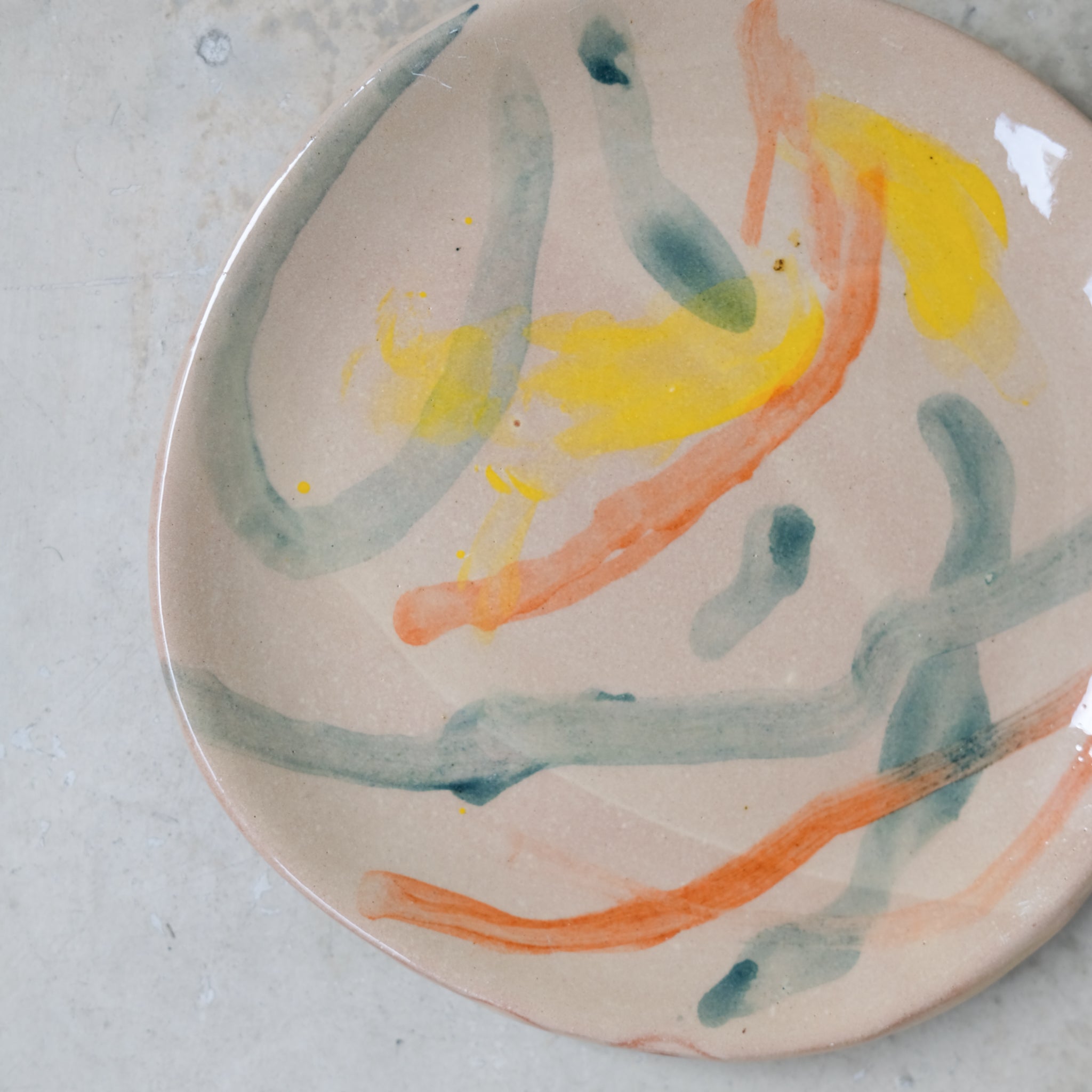 Assiette 24 en faience rouge multicolore par Héloïse Bariol chez Brutal