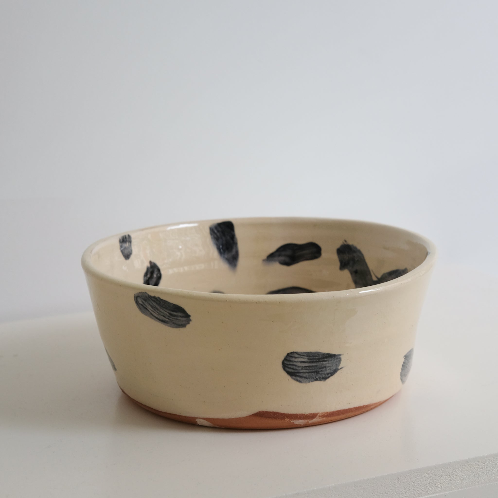 Saladier 01 D25cm en faience rouge multicolore par Héloïse Bariol chez Brutal Ceramics