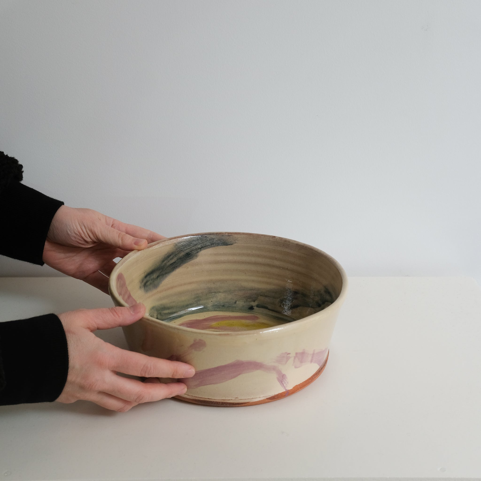 Saladier 03 D25cm en faience rouge multicolore par Héloïse Bariol chez Brutal Ceramics