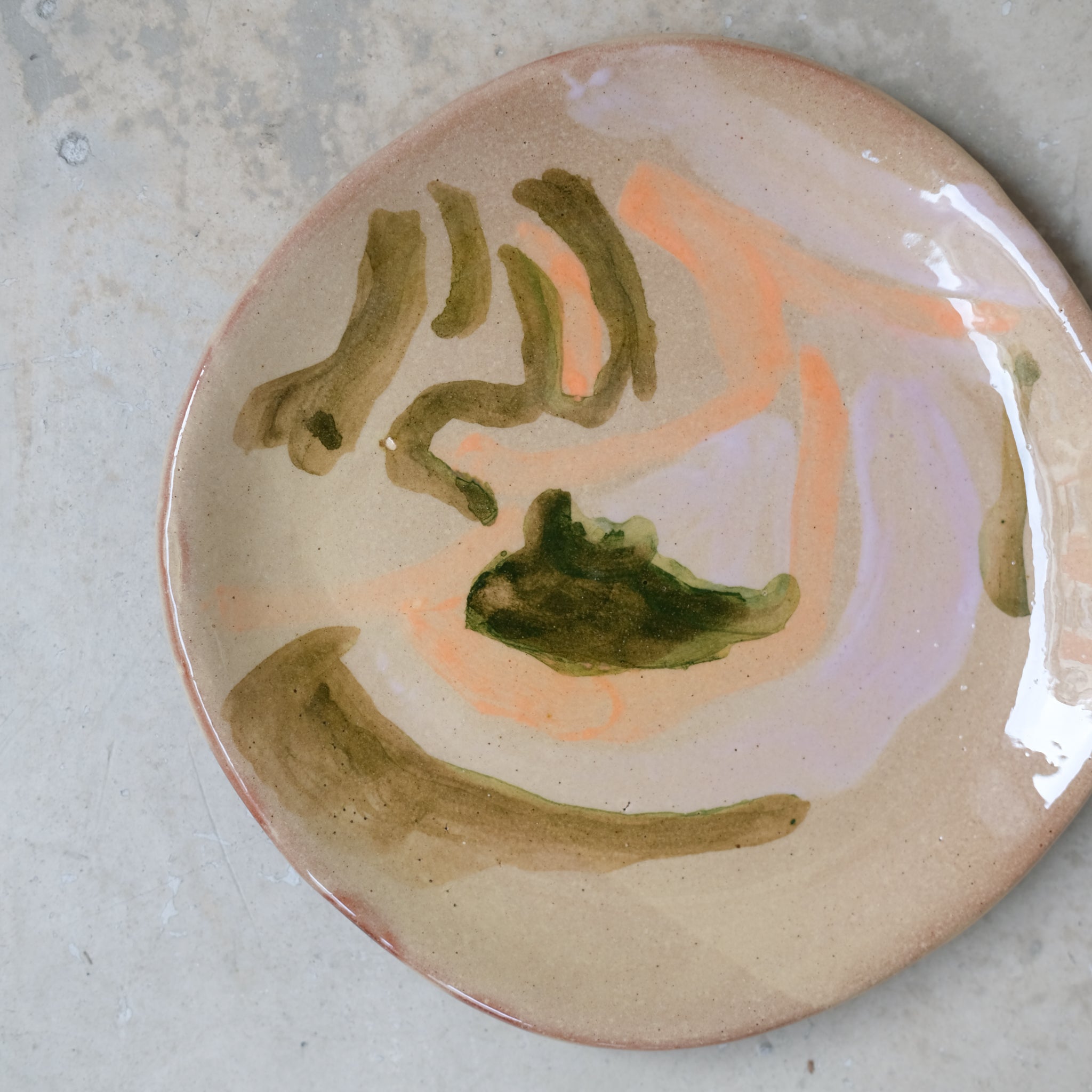 Assiette 25 en faience rouge multicolore par Héloïse Bariol chez Brutal Ceramics
