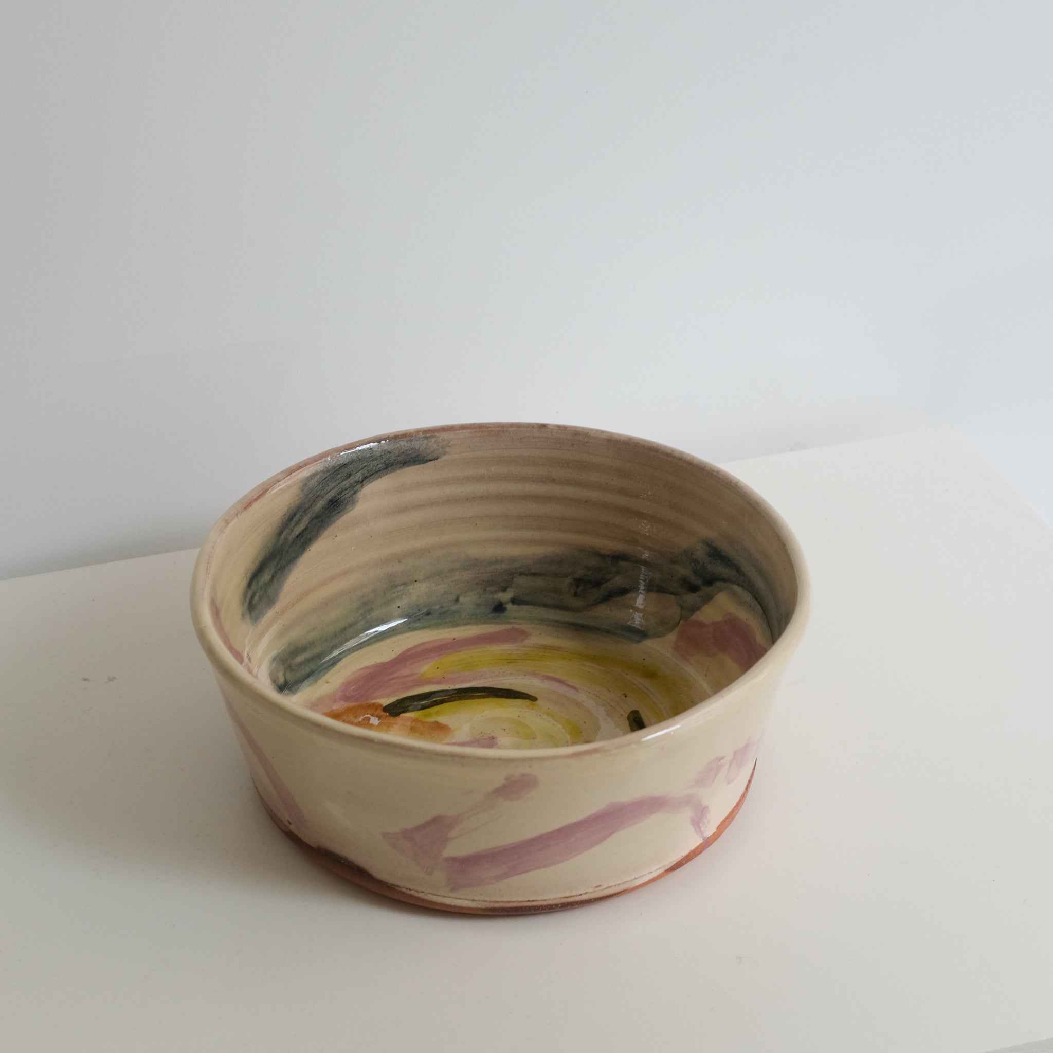 Saladier 03 D25cm en faience rouge multicolore par Héloïse Bariol chez Brutal Ceramics