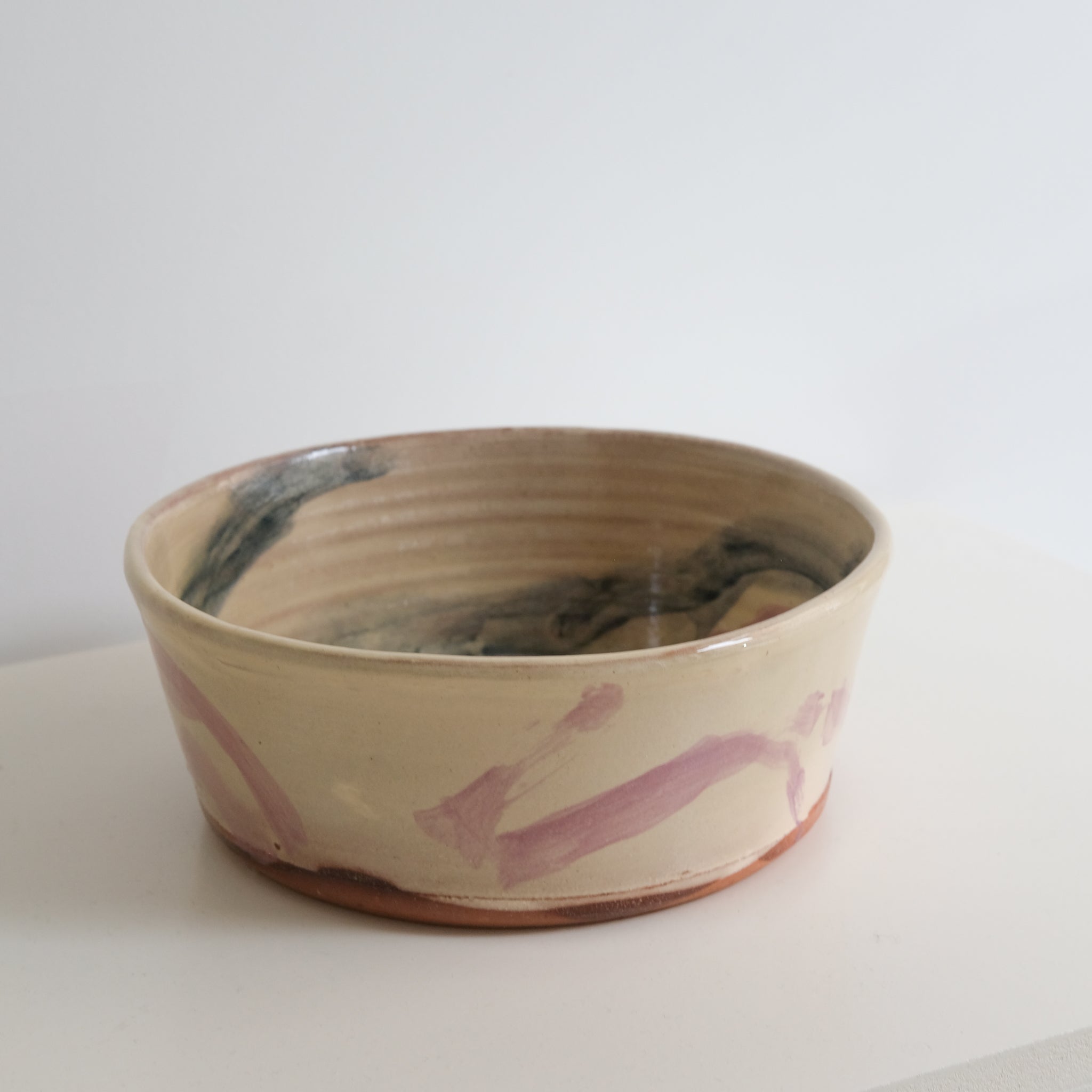 Saladier 03 D25cm en faience rouge multicolore par Héloïse Bariol chez Brutal Ceramics