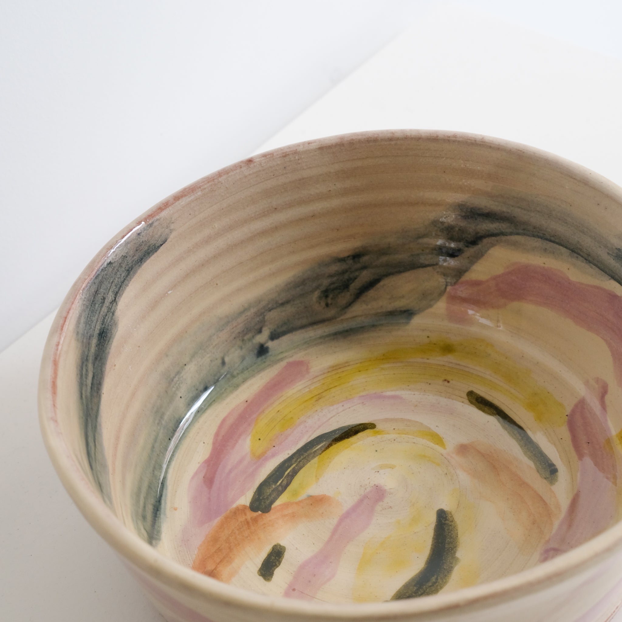 Saladier 03 D25cm en faience rouge multicolore par Héloïse Bariol chez Brutal Ceramics