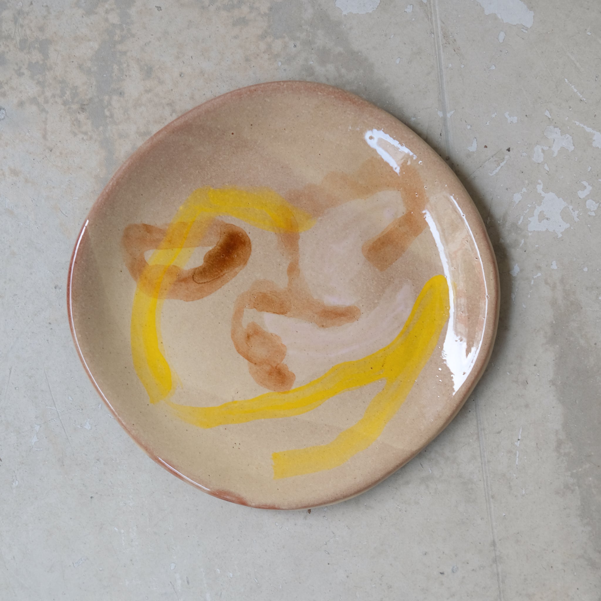 Assiette 26 en faience rouge multicolore par Héloïse Bariol chez Brutal Ceramics