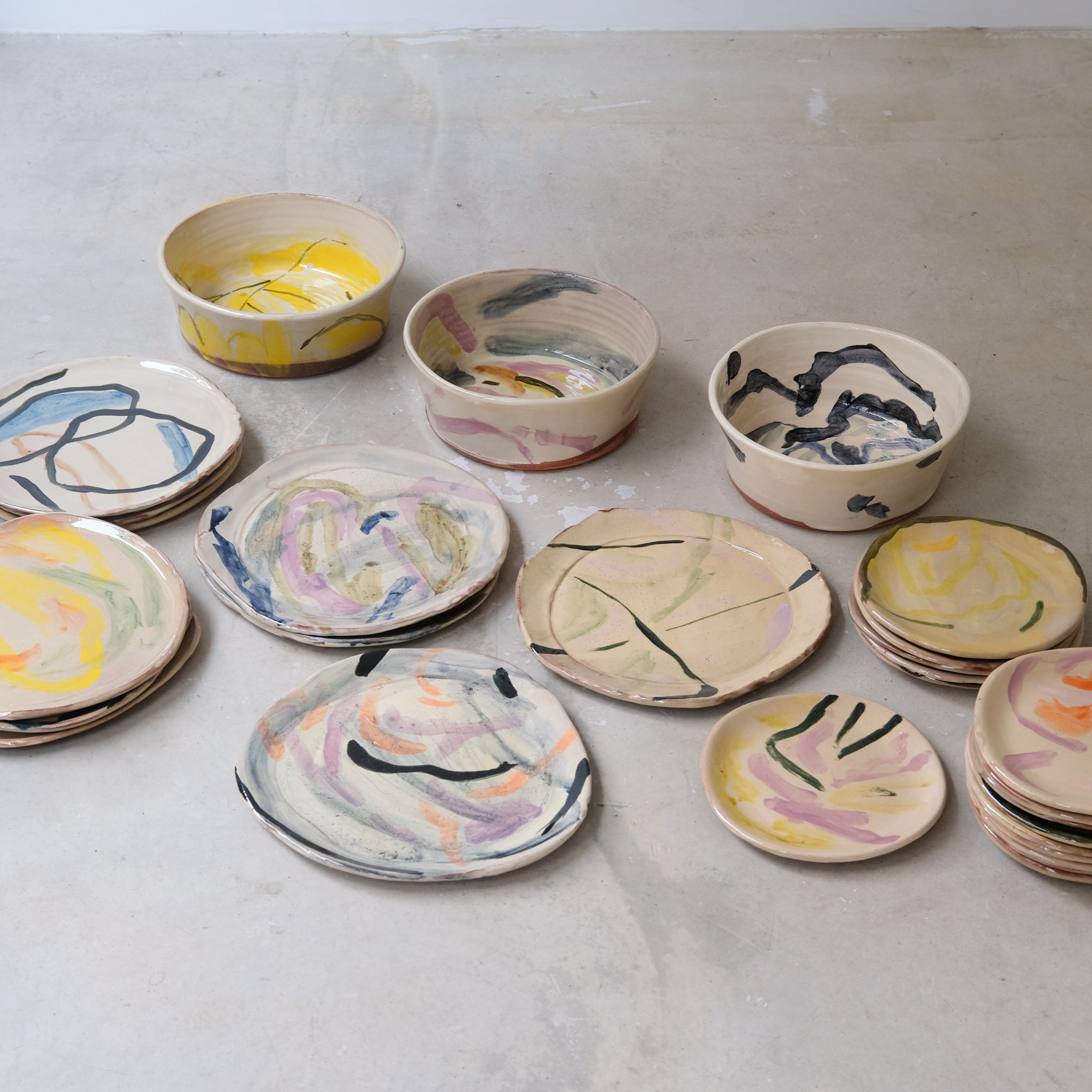 Assiette 25 en faience rouge multicolore par Héloïse Bariol chez Brutal Ceramics