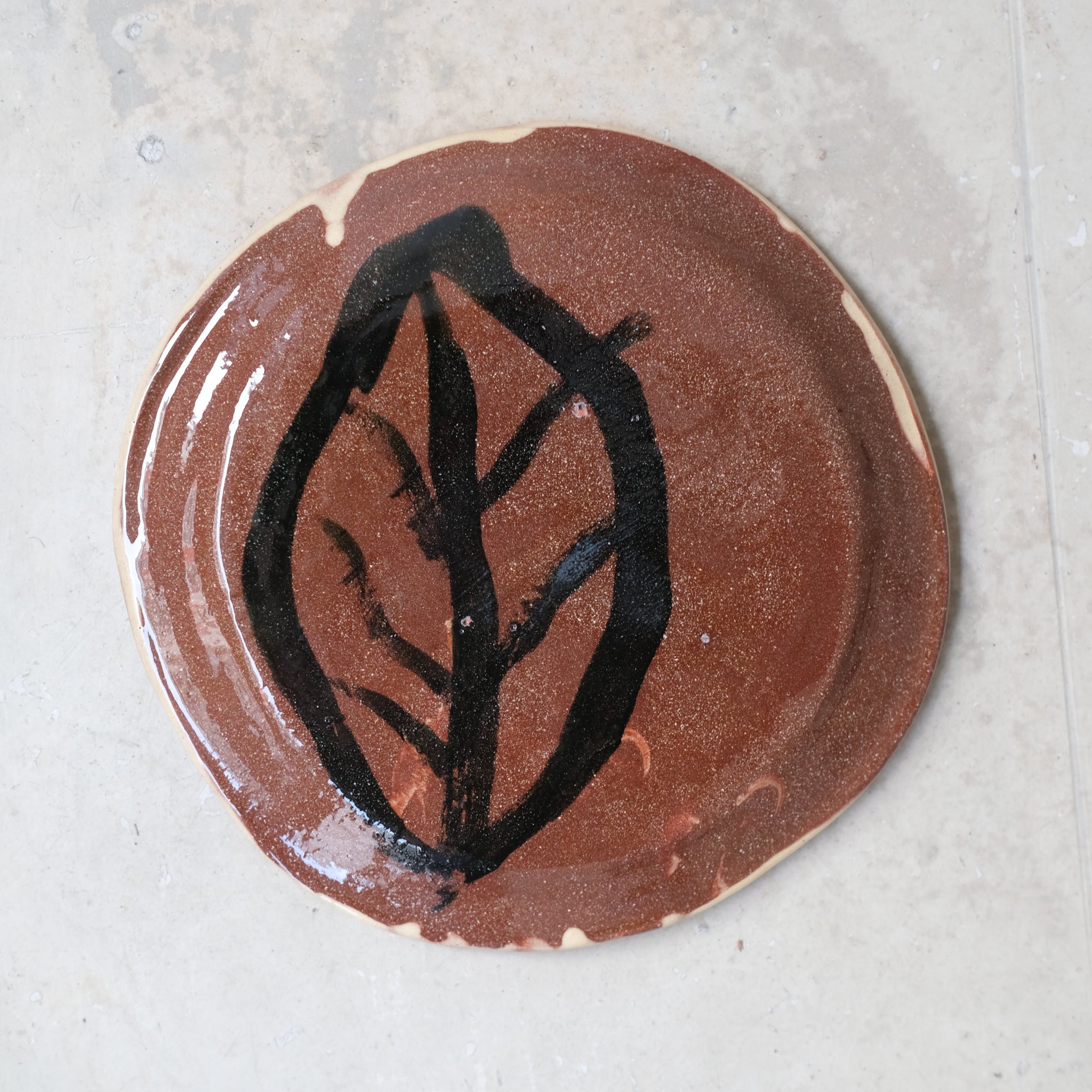 Assiette 26 en faience rouge multicolore par Héloïse Bariol chez Brutal Ceramics