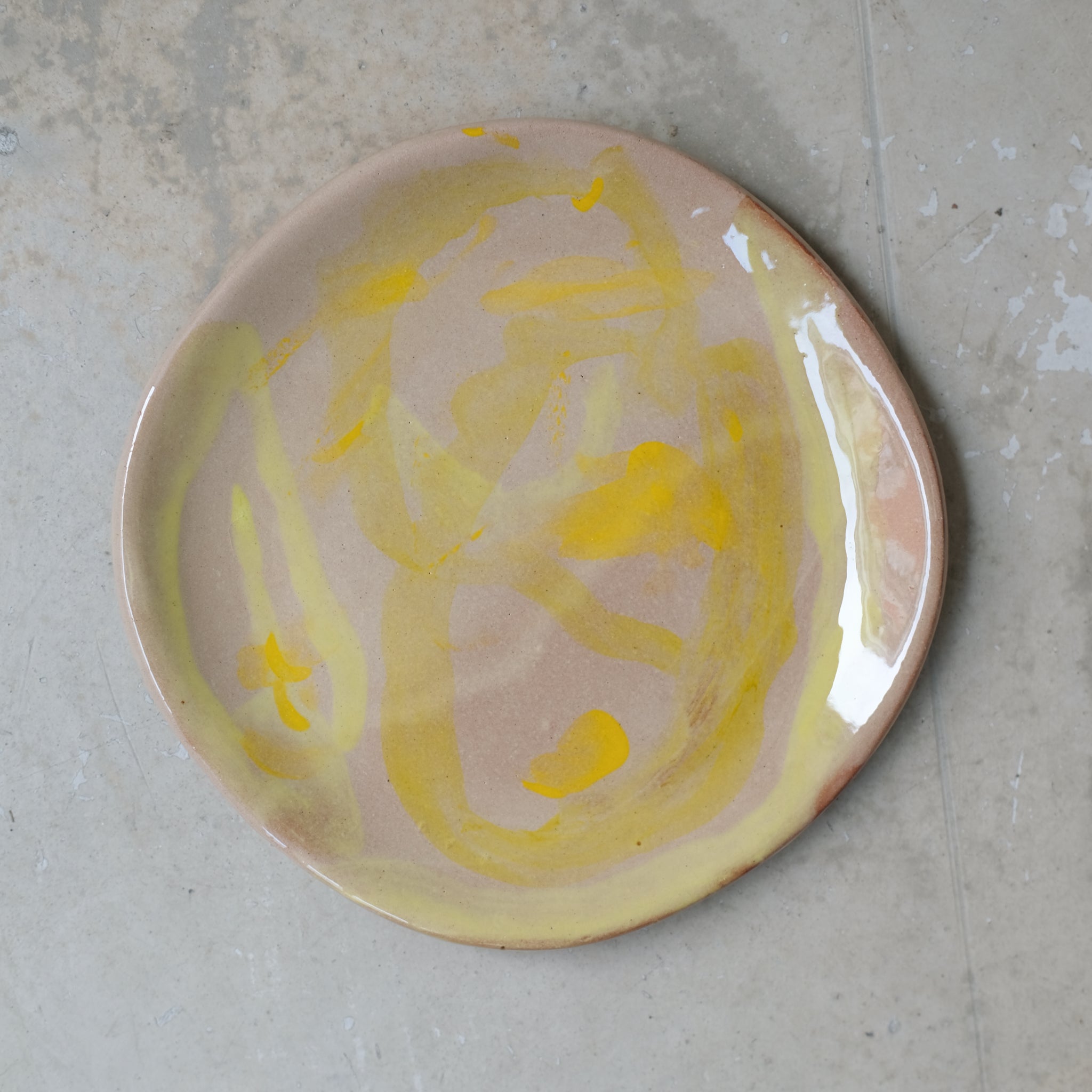 Assiette 27 en faience rouge multicolore par Héloïse Bariol chez Brutal Ceramics