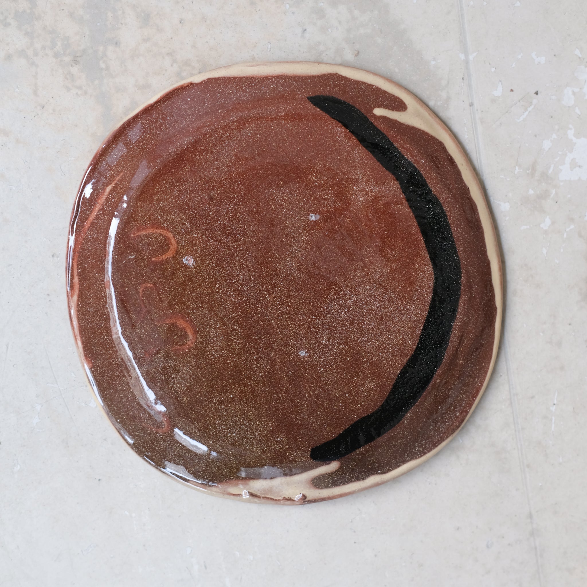 Assiette 28 en faience rouge multicolore par Héloïse Bariol chez Brutal Ceramics