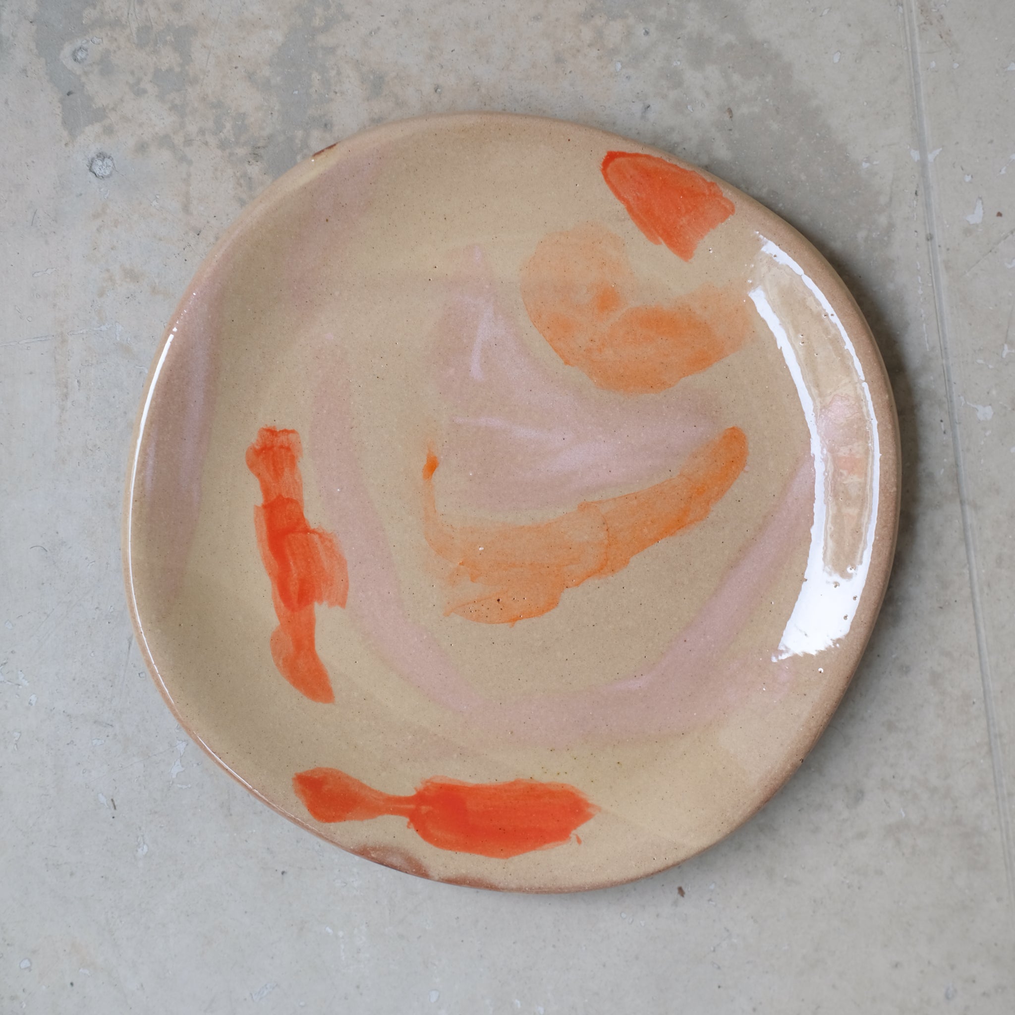 Assiette 30 en faience rouge multicolore par Héloïse Bariol chez Brutal Ceramics
