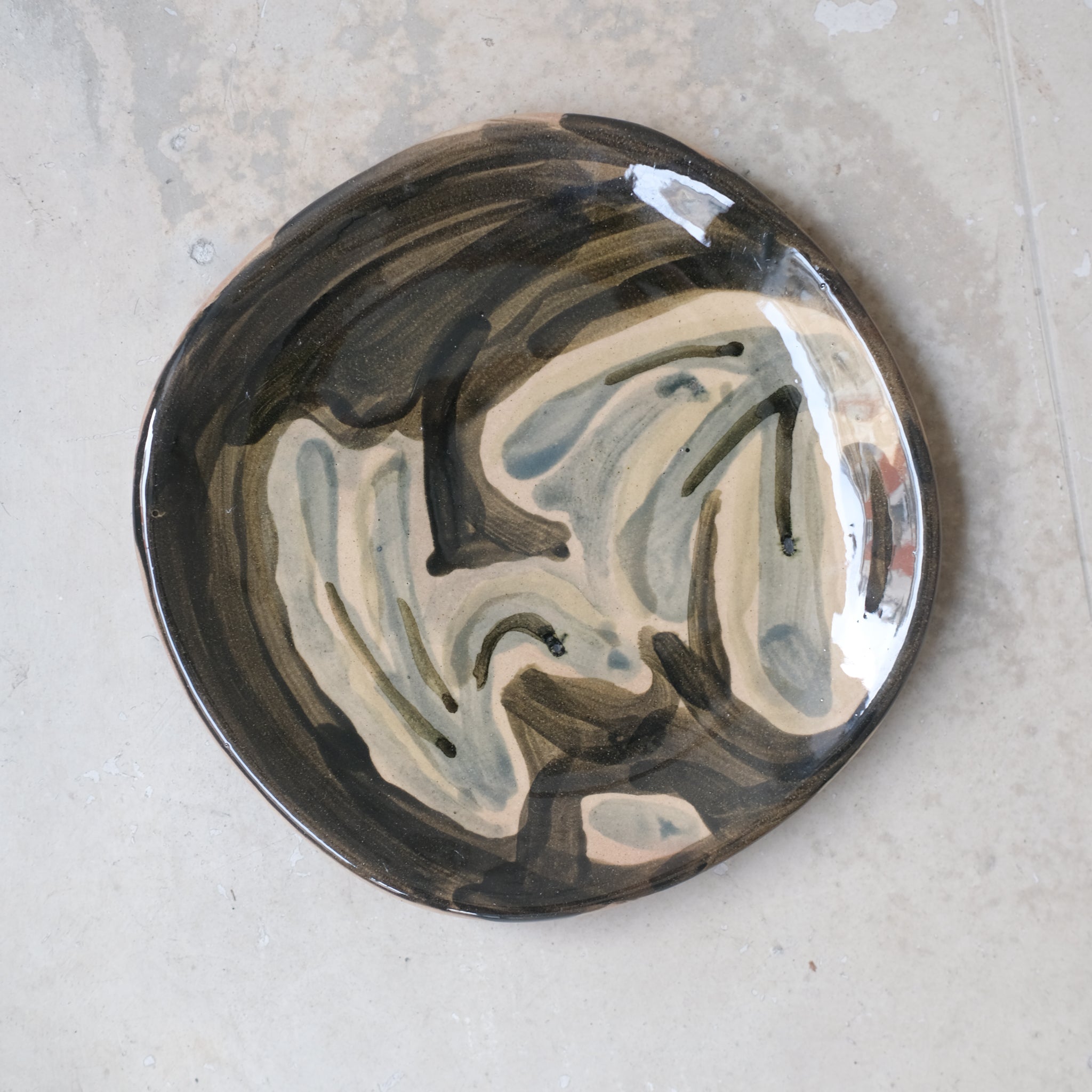 Assiette 31 en faience rouge multicolore par Héloïse Bariol chez Brutal Ceramics