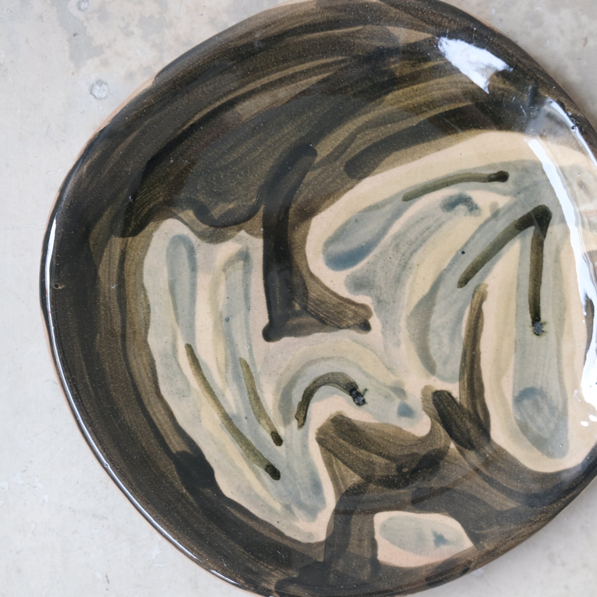 Assiette 31 en faience rouge multicolore par Héloïse Bariol chez Brutal Ceramics