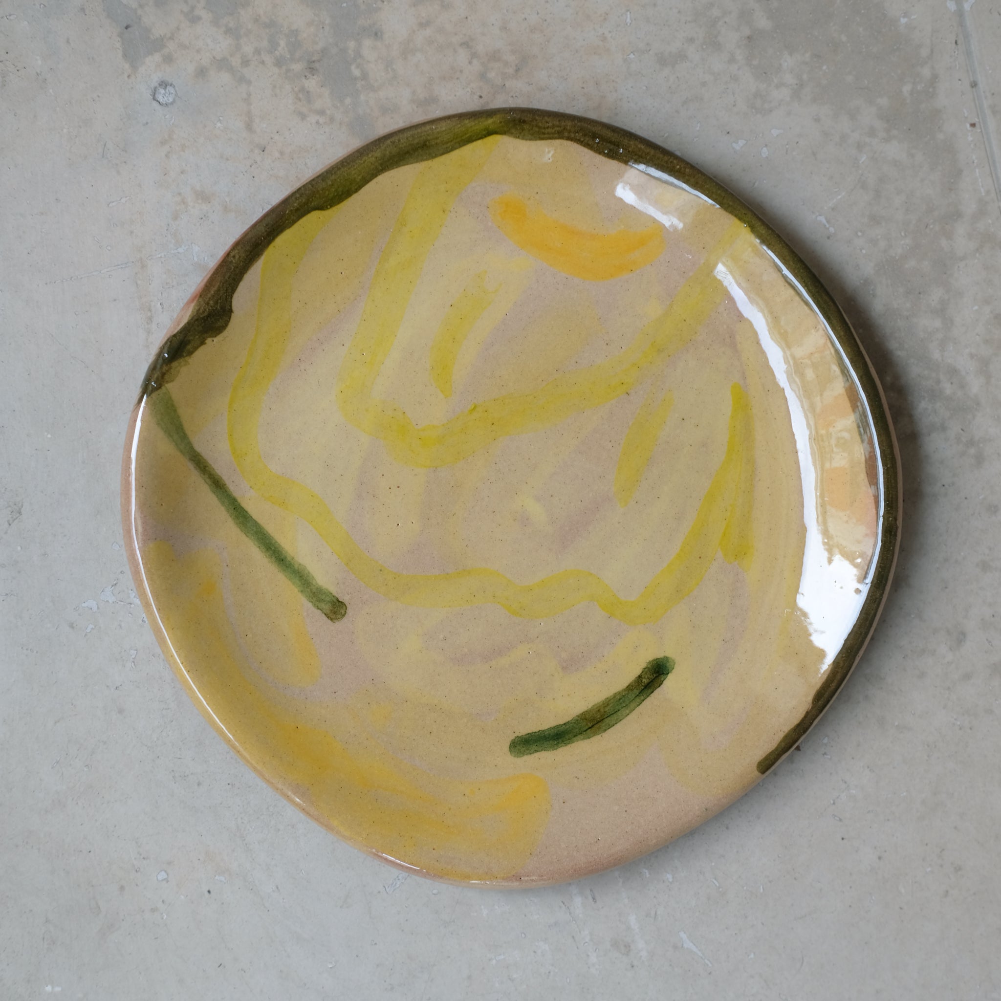 Assiette 33 en faience rouge multicolore par Héloïse Bariol chez Brutal Ceramics