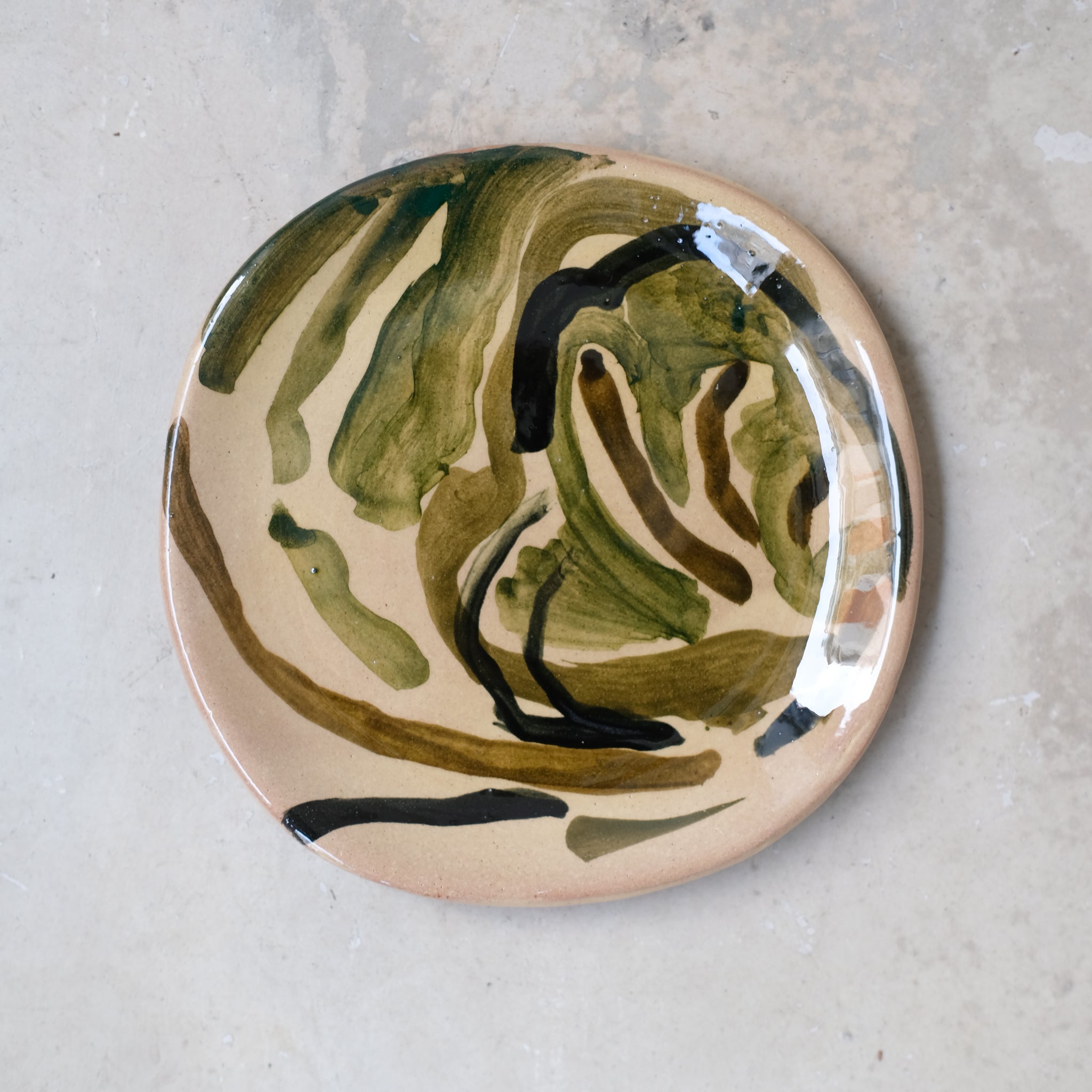 Assiette 22 en faience rouge multicolore par Héloïse Bariol chez Brutal Ceramics
