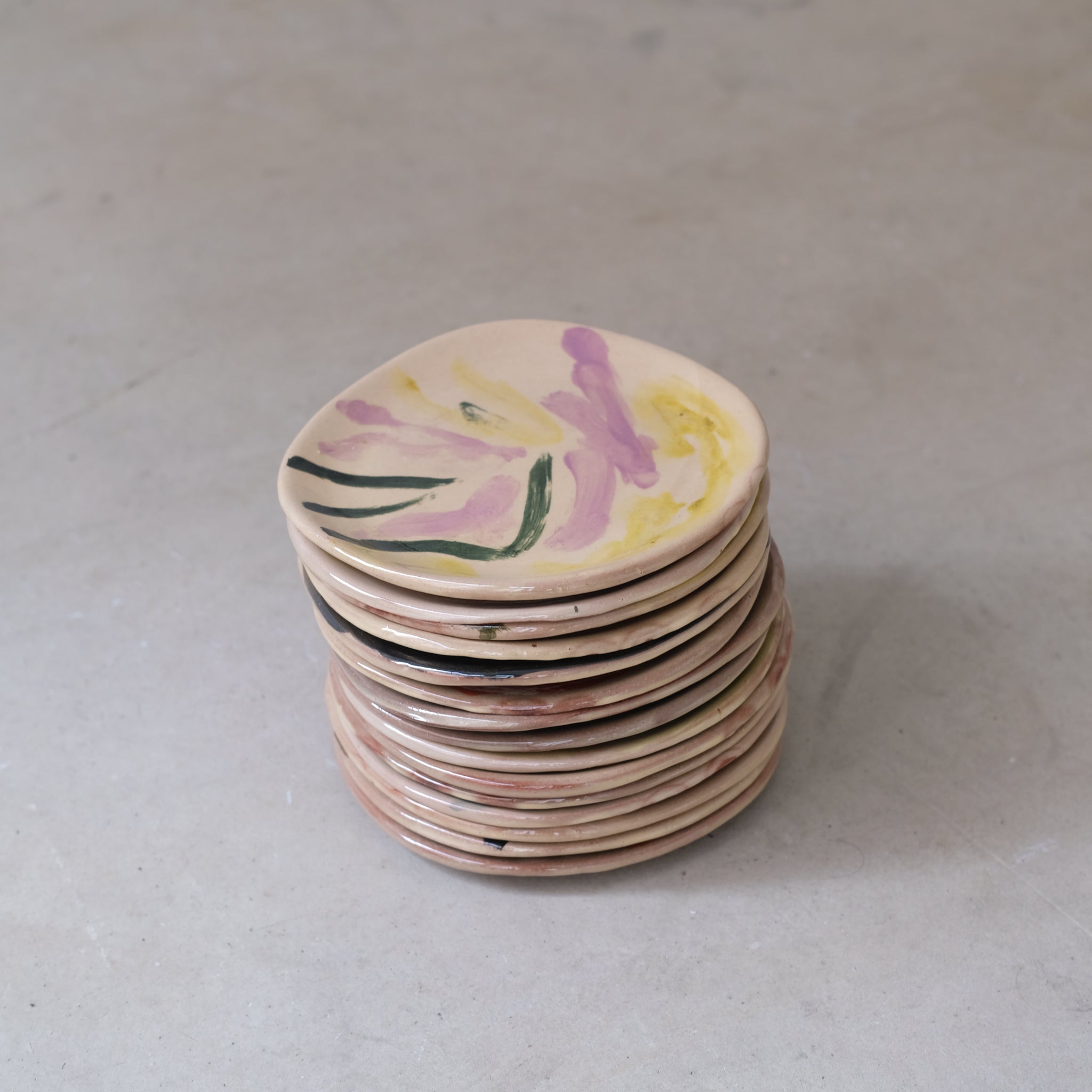 Assiette 35 en faience rouge multicolore par Héloïse Bariol chez Brutal Ceramics