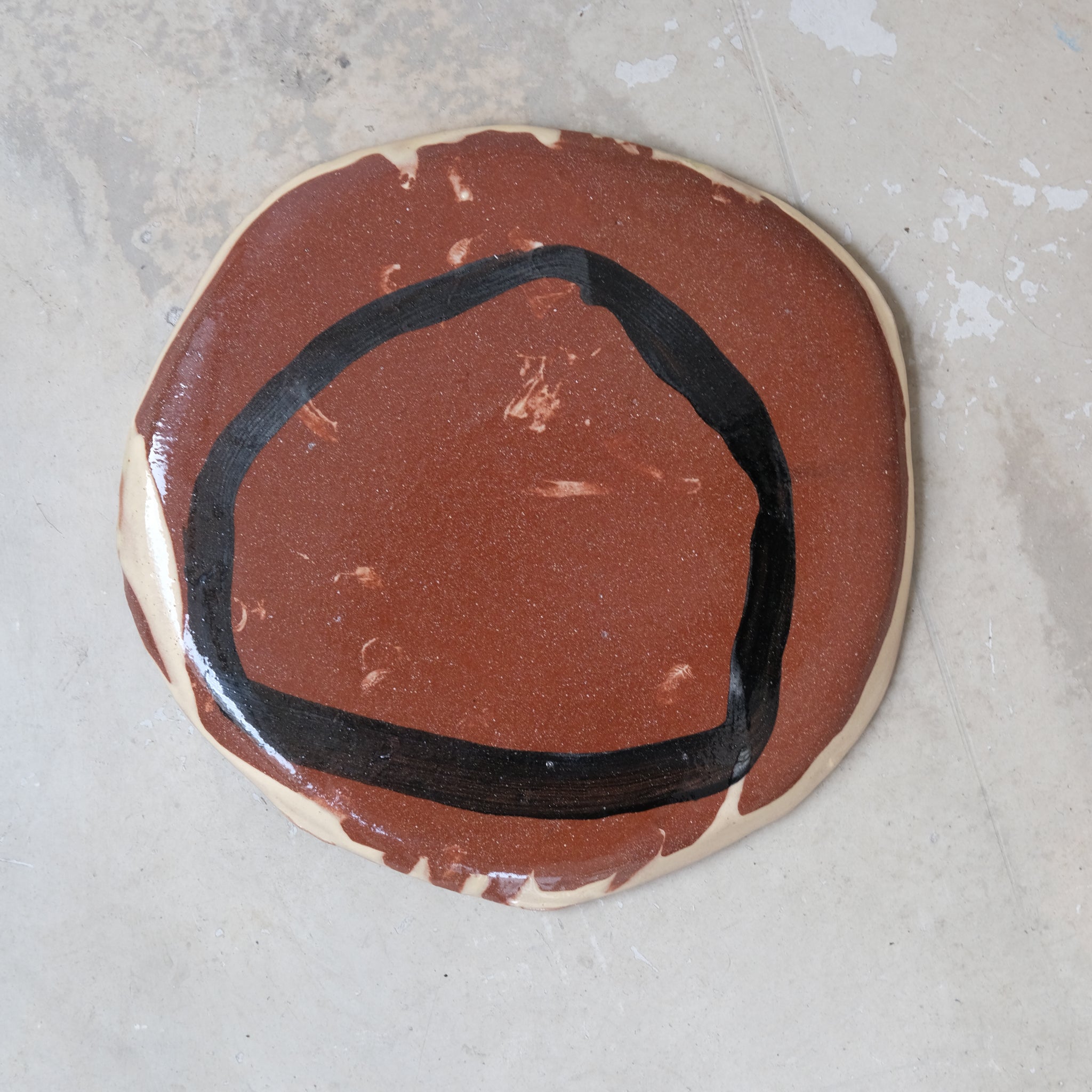 Assiette 16 GM D27cm en faience rouge multicolore par Héloïse Bariol chez Brutal Ceramics
