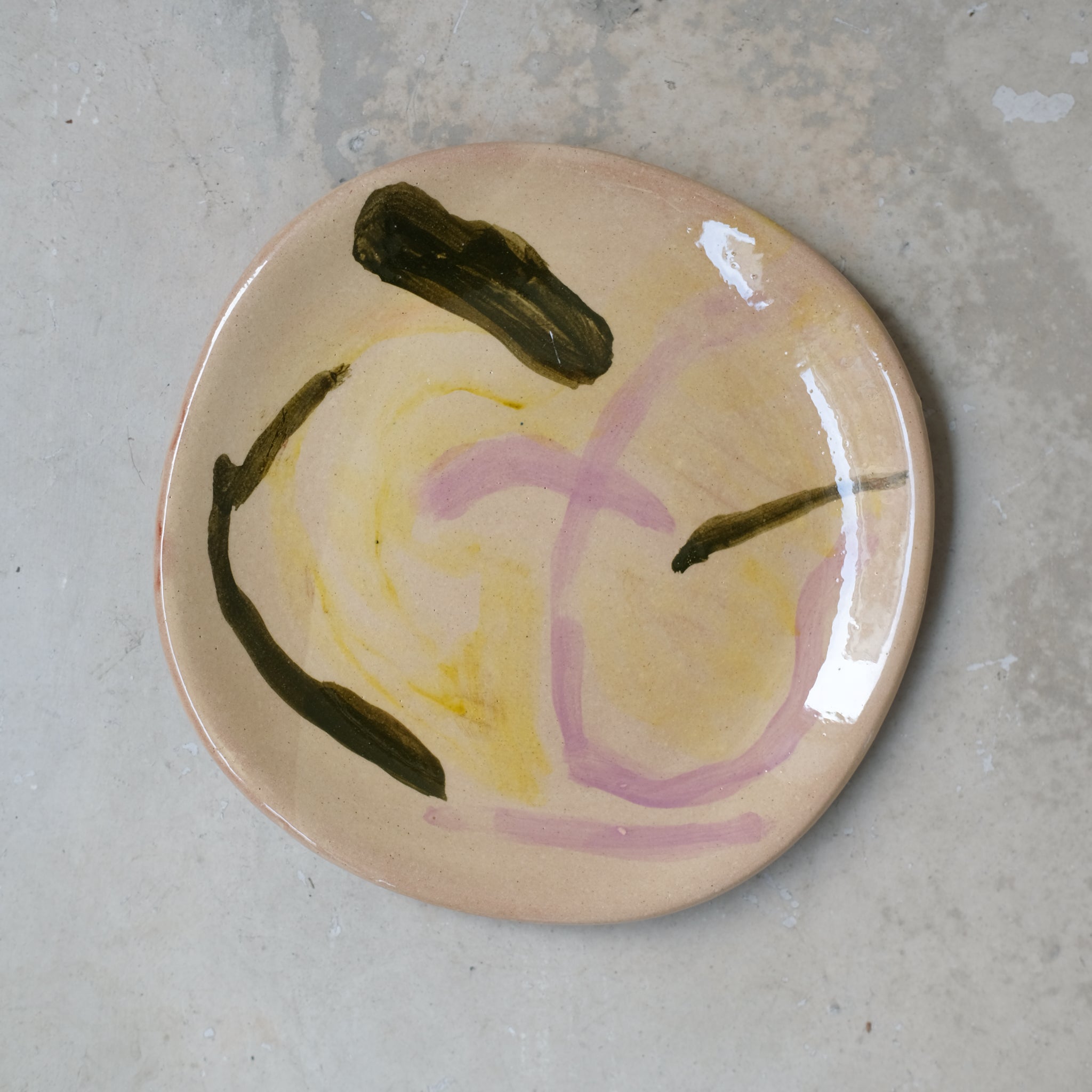 Assiette 23 en faience rouge multicolore par Héloïse Bariol chez Brutal Ceramics