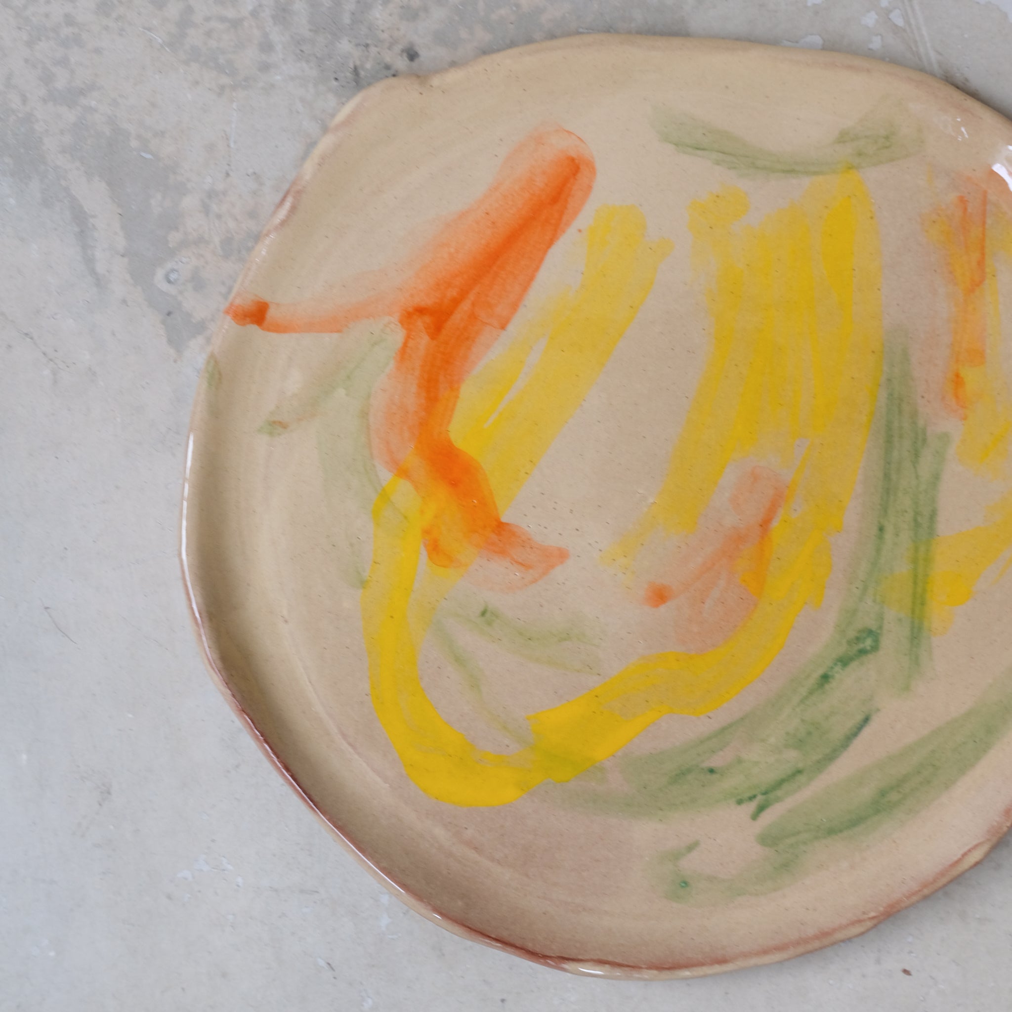 Assiette 17 GM D27cm en faience rouge multicolore par Héloïse Bariol chez Brutal Ceramics