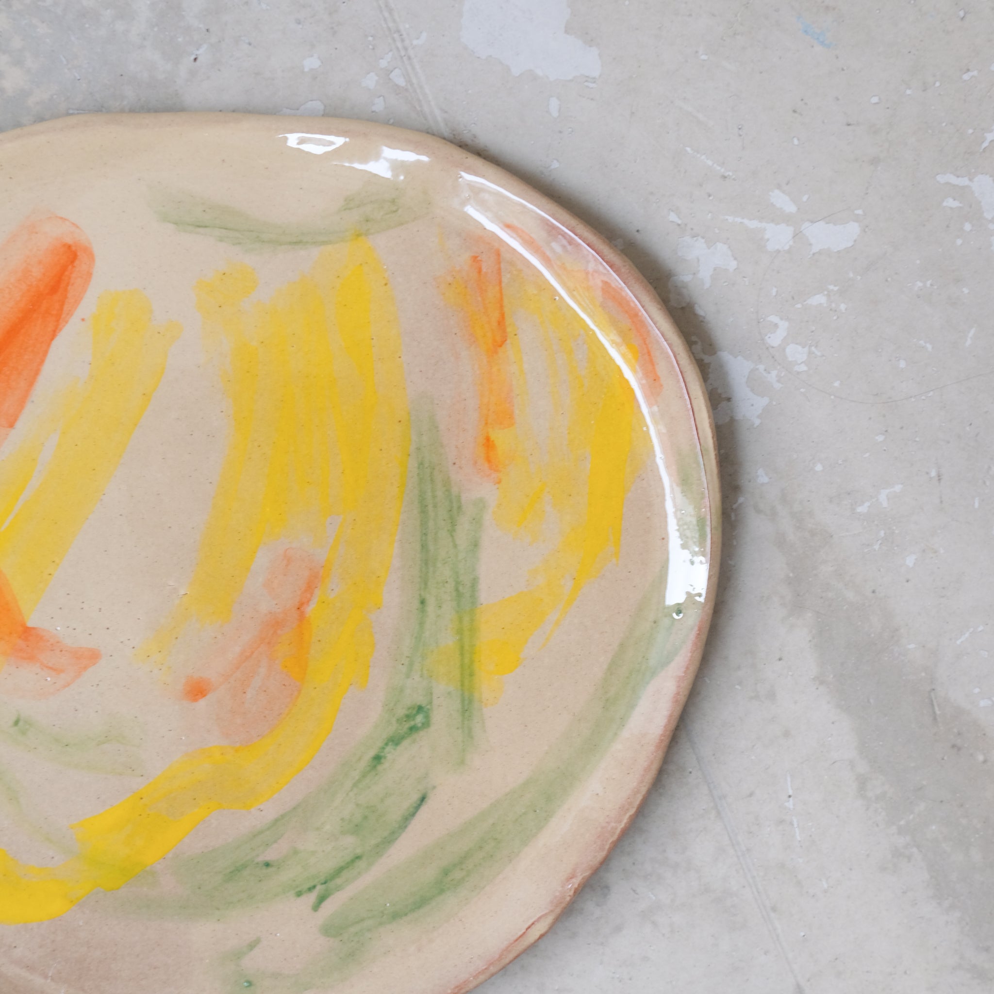 Assiette 17 GM D27cm en faience rouge multicolore par Héloïse Bariol chez Brutal Ceramics
