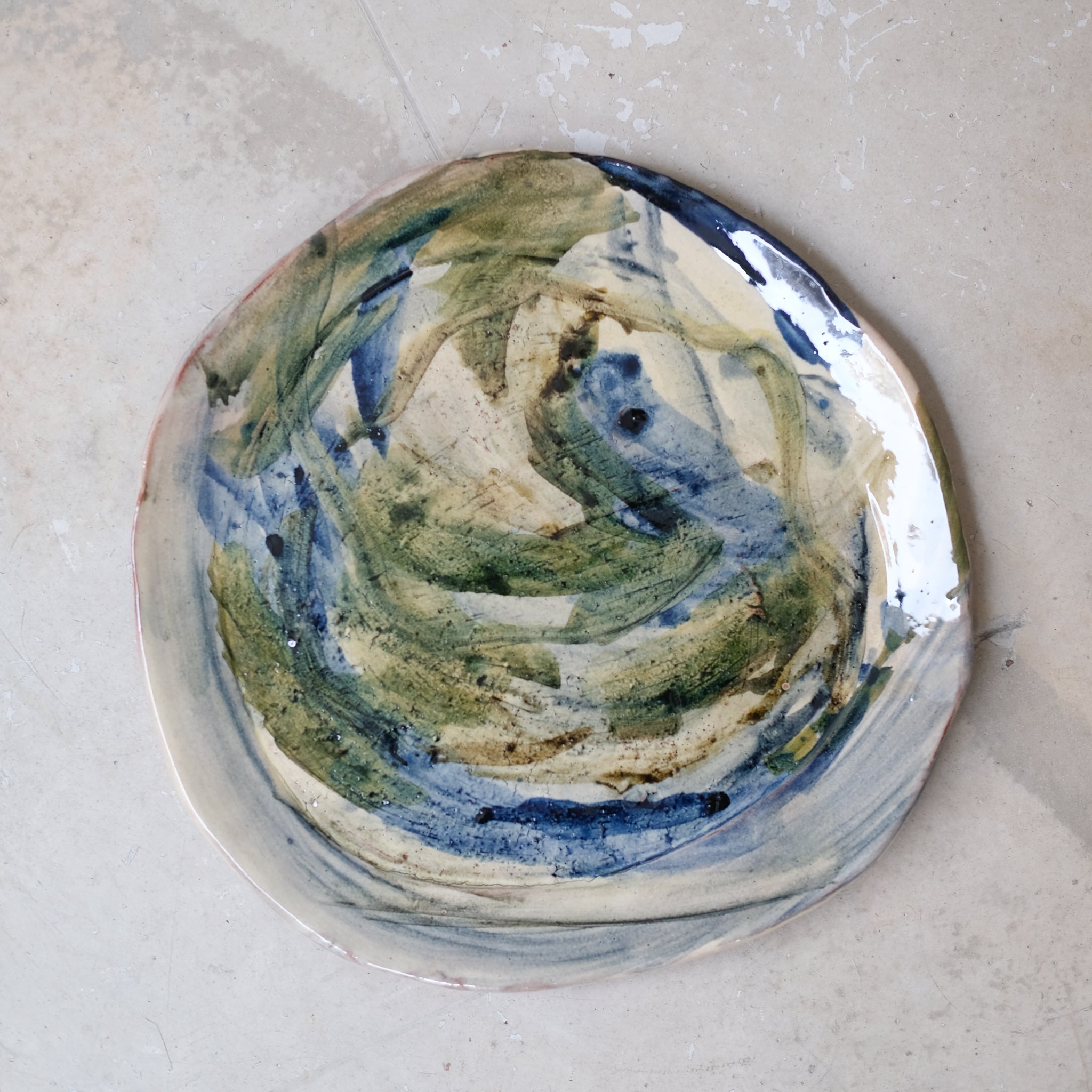 Assiette 21 GM D27cm en faience rouge multicolore par Héloïse Bariol chez Brutal Ceramics