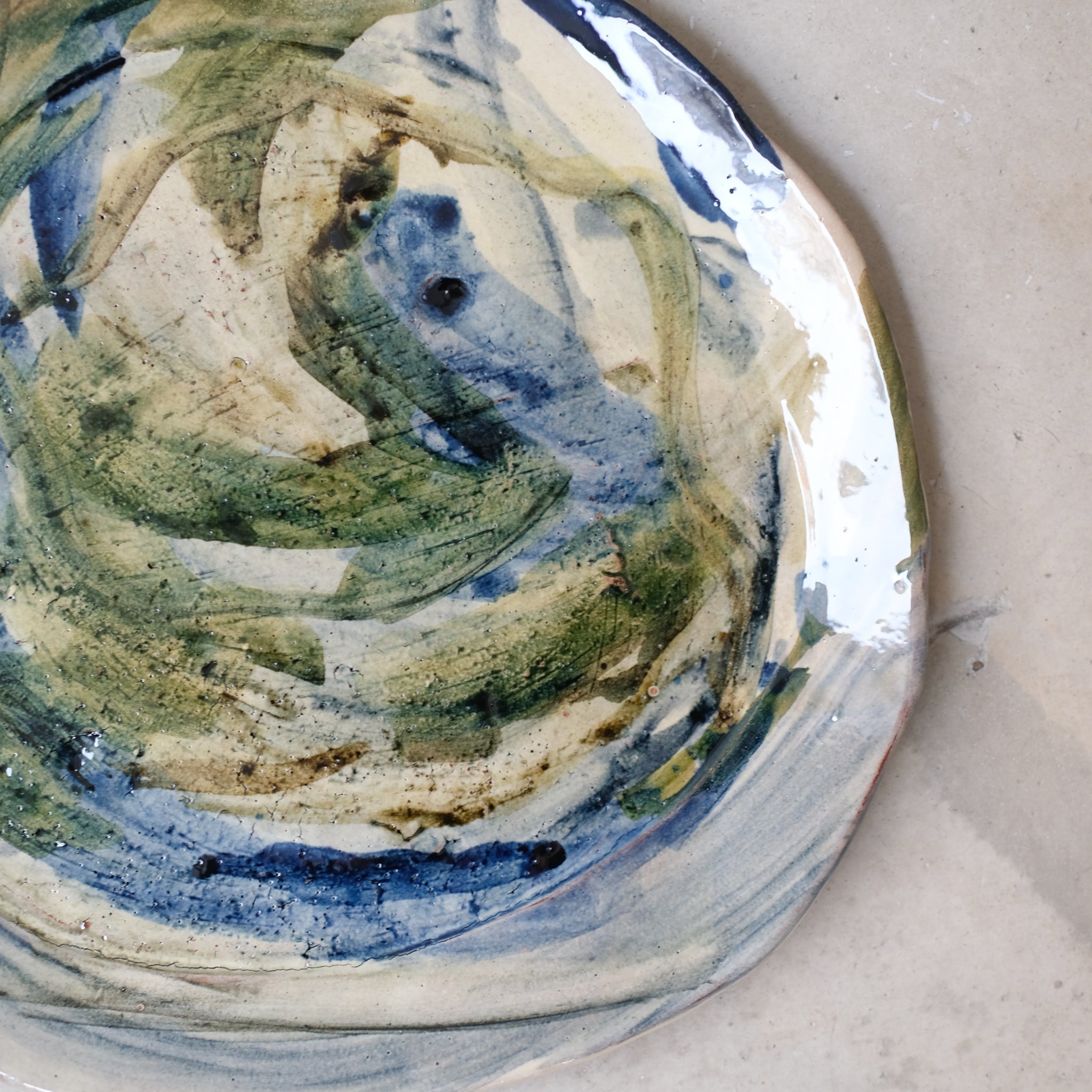 Assiette 21 GM D27cm en faience rouge multicolore par Héloïse Bariol chez Brutal Ceramics